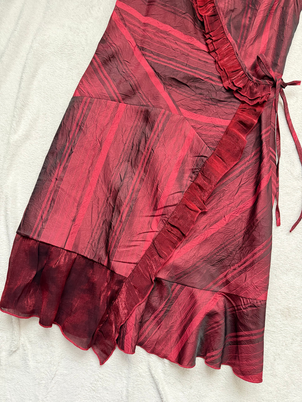 Robe bordeaux irisée à volants asymétriques style vampy goth dark romantic – taille M