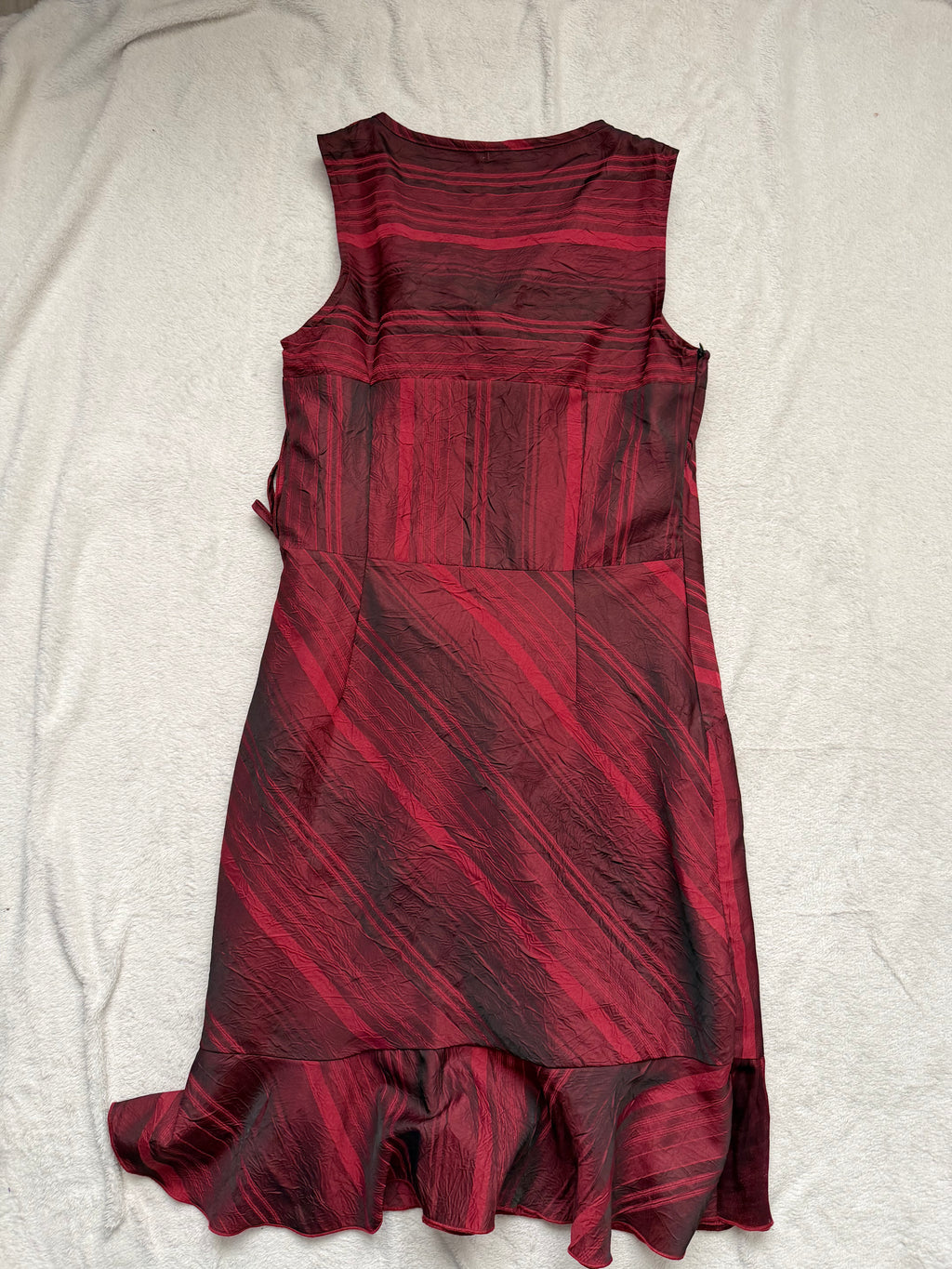 Robe bordeaux irisée à volants asymétriques style vampy goth dark romantic – taille M
