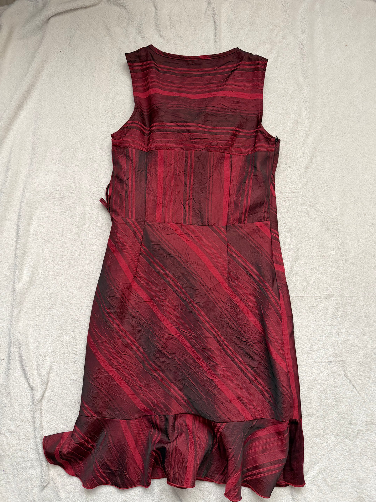 Robe bordeaux irisée à volants asymétriques style vampy goth dark romantic – taille M