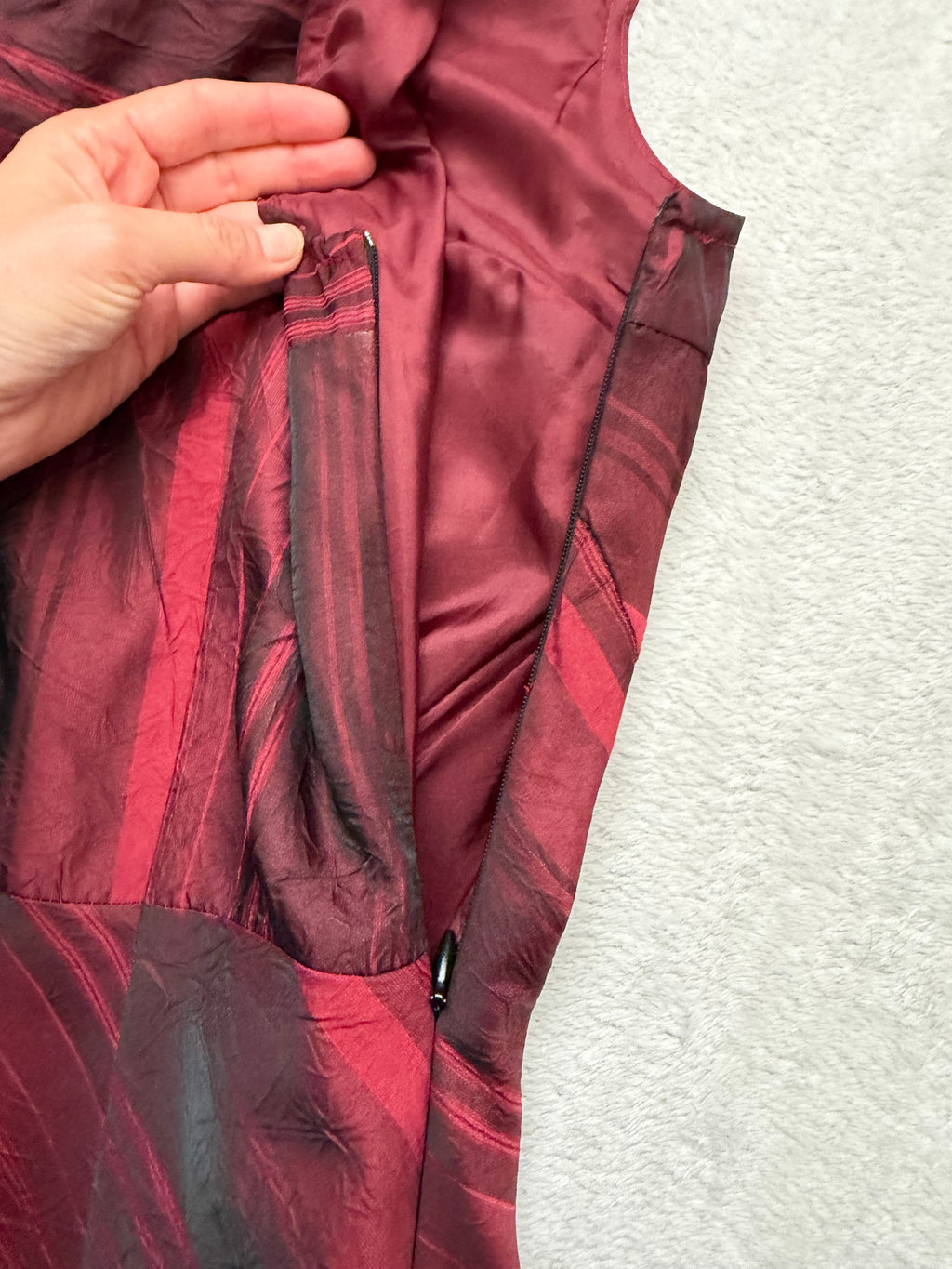 Robe bordeaux irisée à volants asymétriques style vampy goth dark romantic – taille M