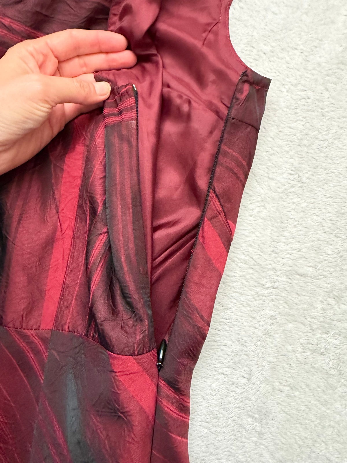 Robe bordeaux irisée à volants asymétriques style vampy goth dark romantic – taille M