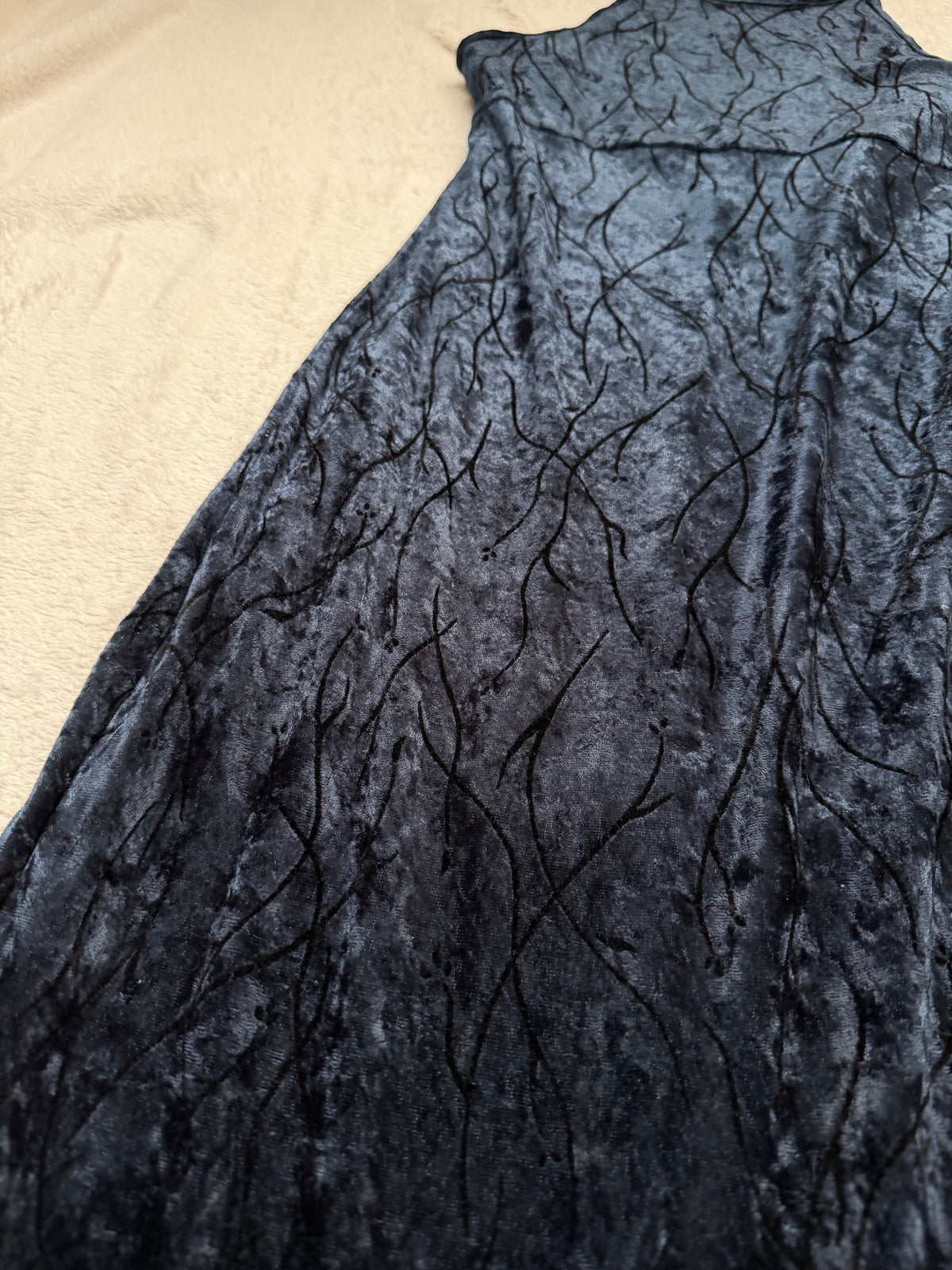 Robe longue bleu marine en velours à motifs fleuris style goth vampy 90s whimsigoth – taille M
