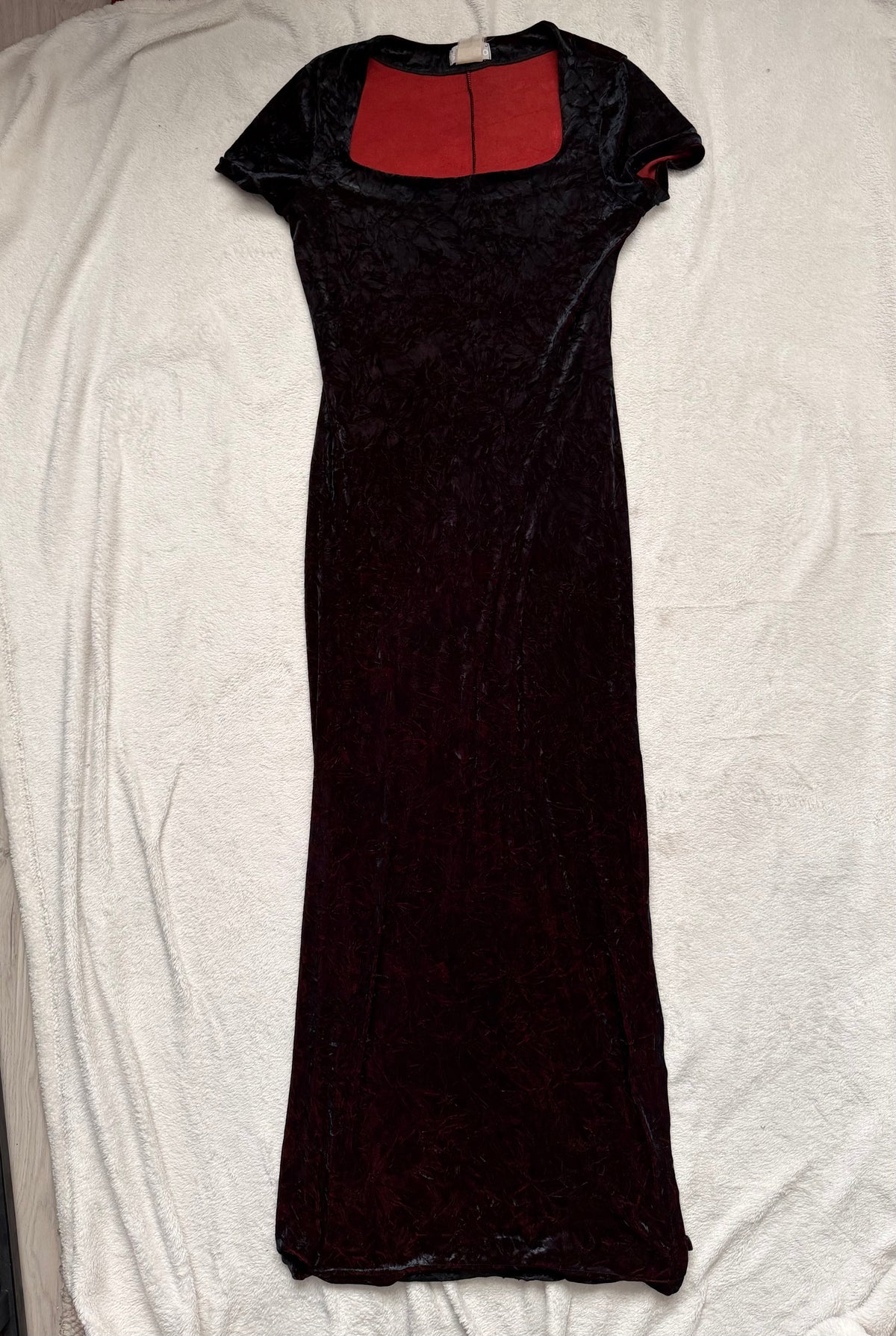 Long black velvet dress with burgundy reflections, goth vampy dark romantic style – size M/L
