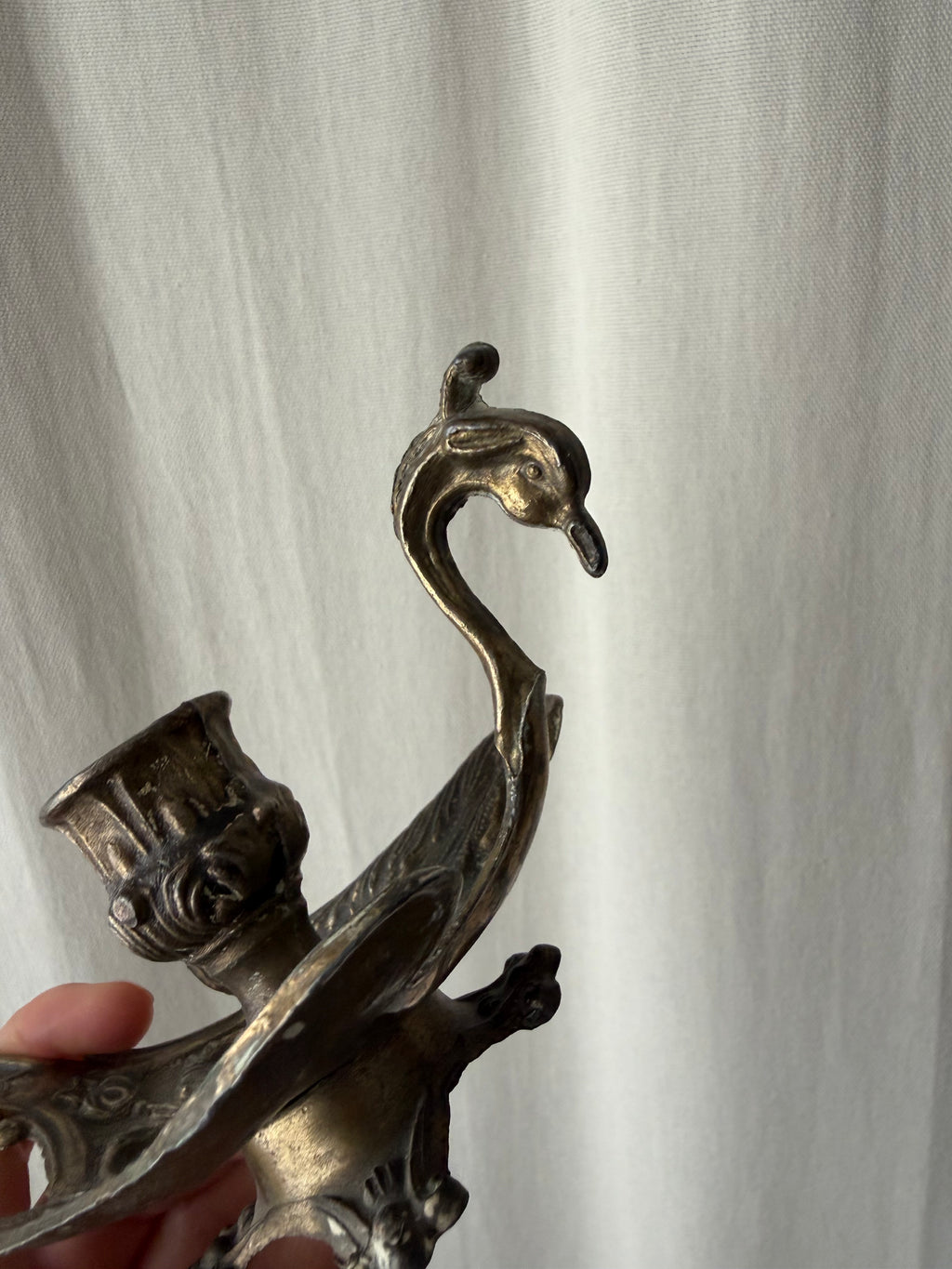 Bougeoir cygne en métal doré à longue poignée ouvragée - vintage goth victorien
