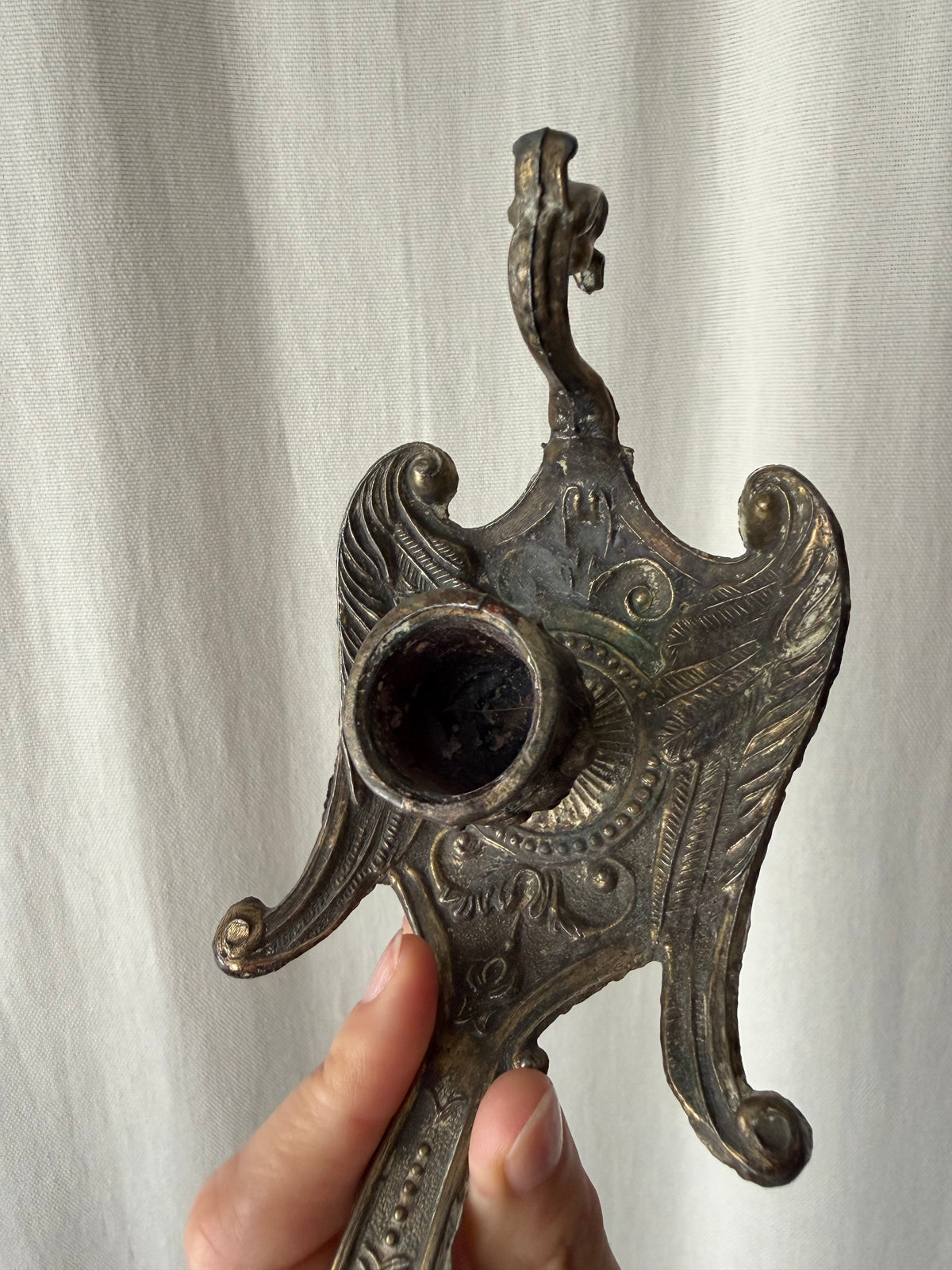 Bougeoir cygne en métal doré à longue poignée ouvragée - vintage goth victorien