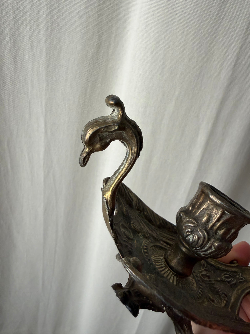 Bougeoir cygne en métal doré à longue poignée ouvragée - vintage goth victorien