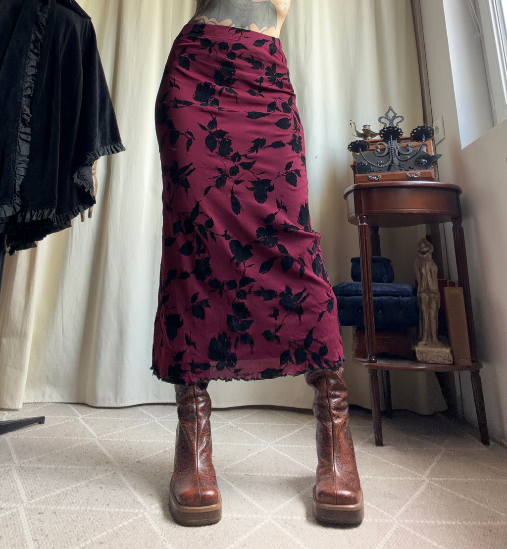 Jupe longue bordeaux motifs floraux en velours noir style romantic goth whimsigoth – taille S/M