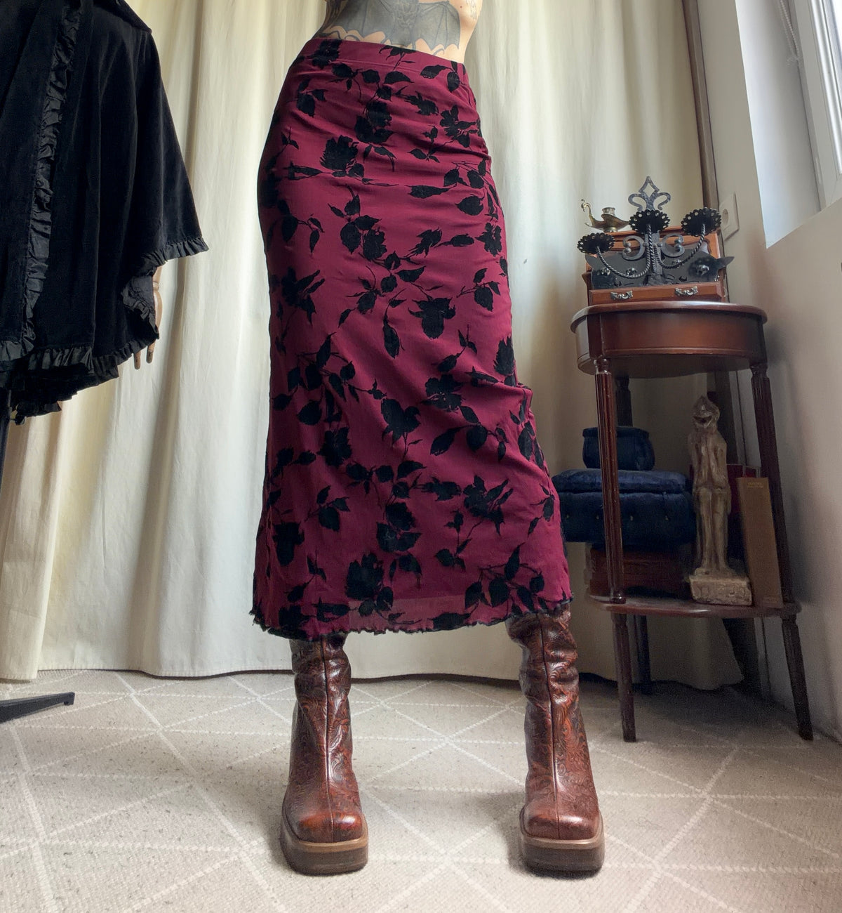Jupe longue bordeaux motifs floraux en velours noir style romantic goth whimsigoth – taille S/M
