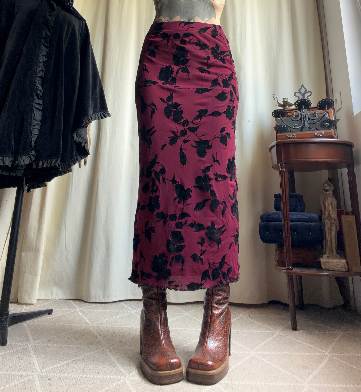 Jupe longue bordeaux motifs floraux en velours noir style romantic goth whimsigoth – taille S/M