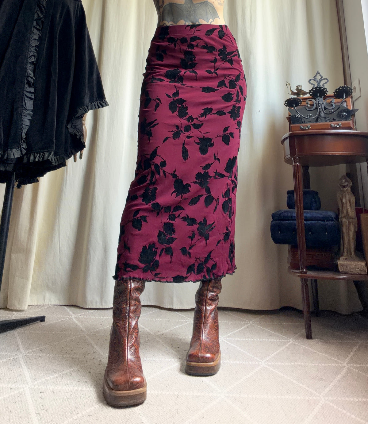 Jupe longue bordeaux motifs floraux en velours noir style romantic goth whimsigoth – taille S/M
