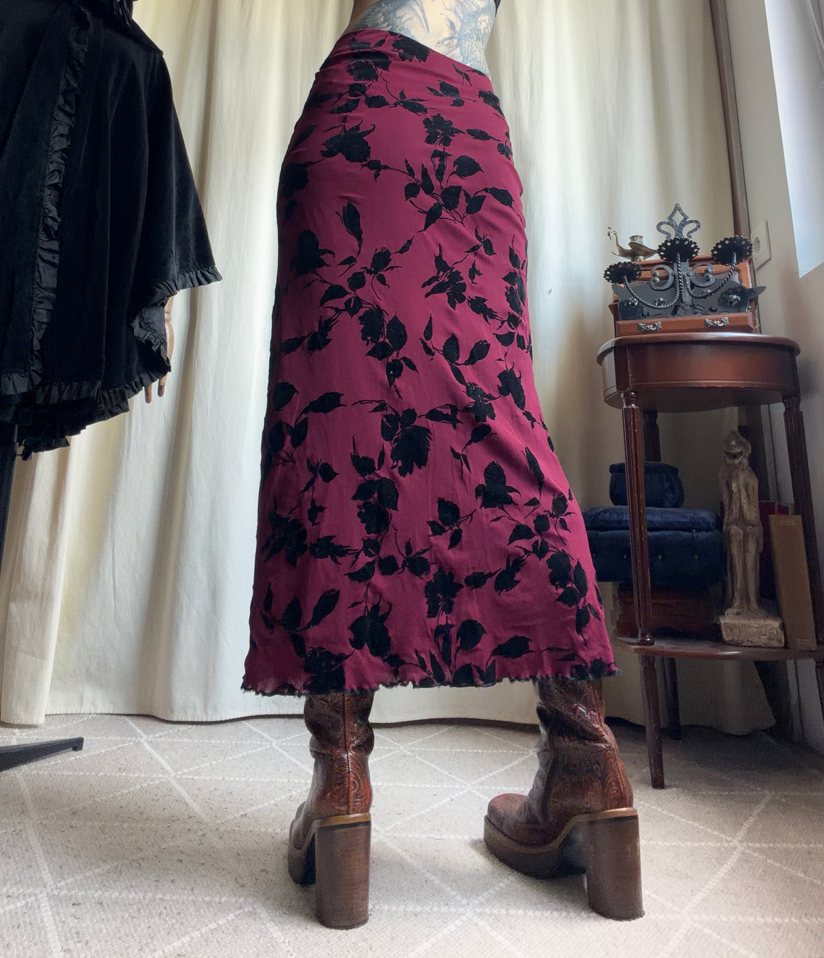 Jupe longue bordeaux motifs floraux en velours noir style romantic goth whimsigoth – taille S/M
