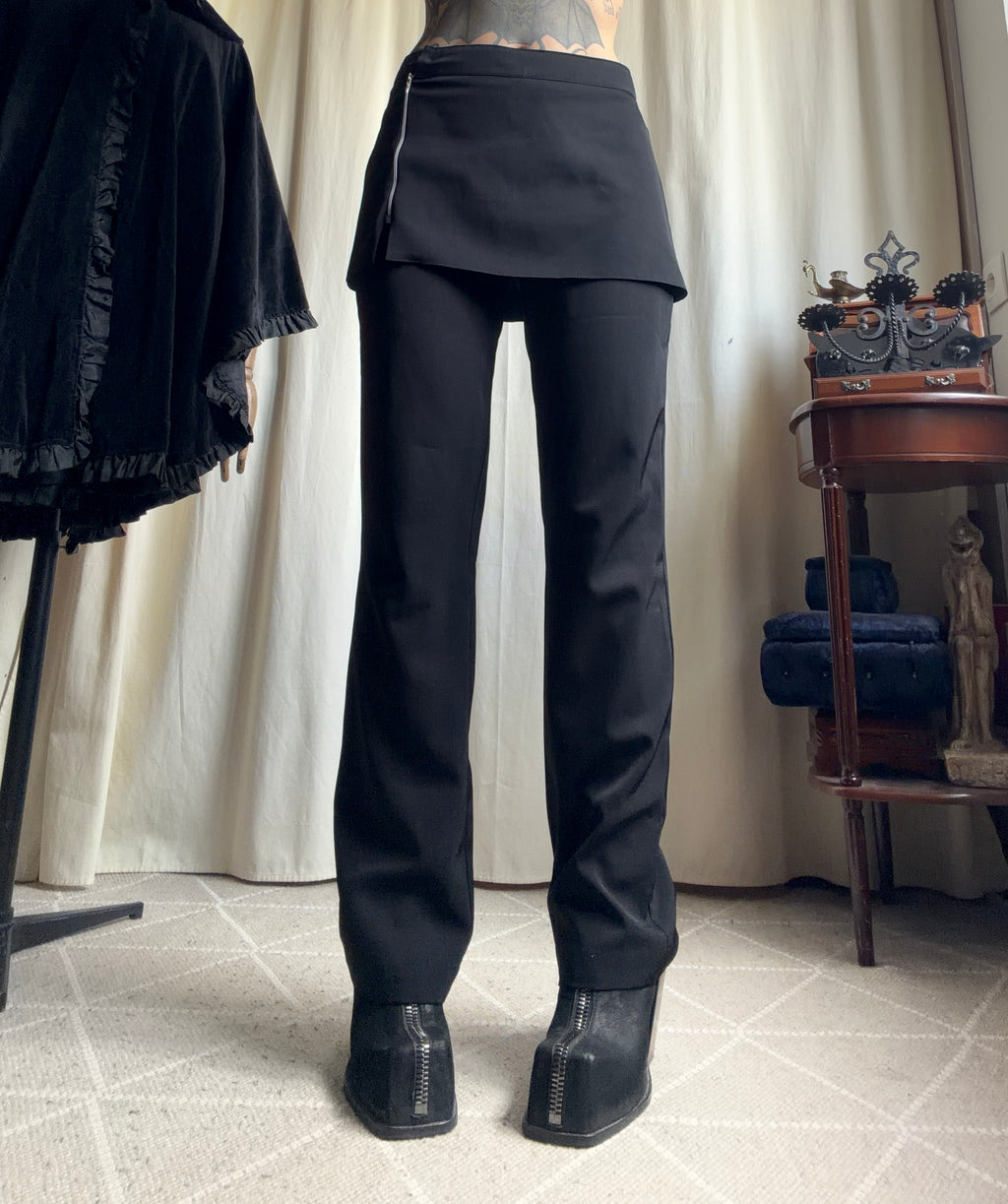 Pantalon noir avec jupe intégrée asymétrique zippée style avant garde goth – taille M