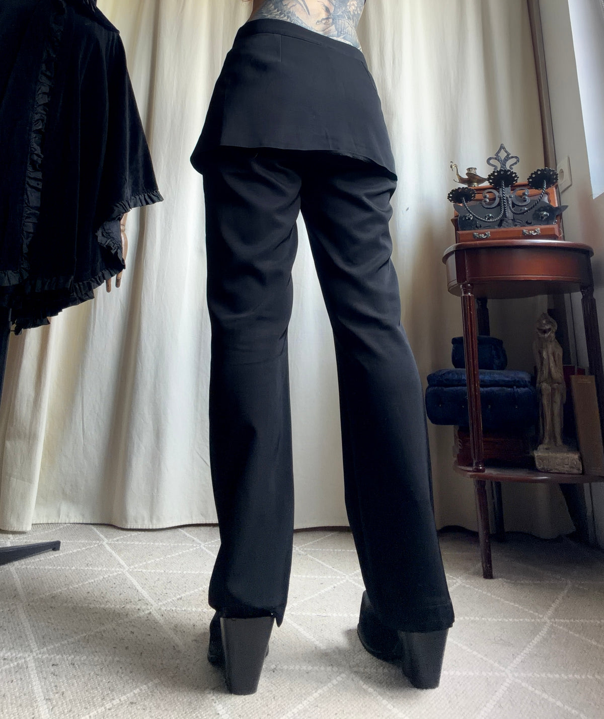 Pantalon noir avec jupe intégrée asymétrique zippée style avant garde goth – taille M