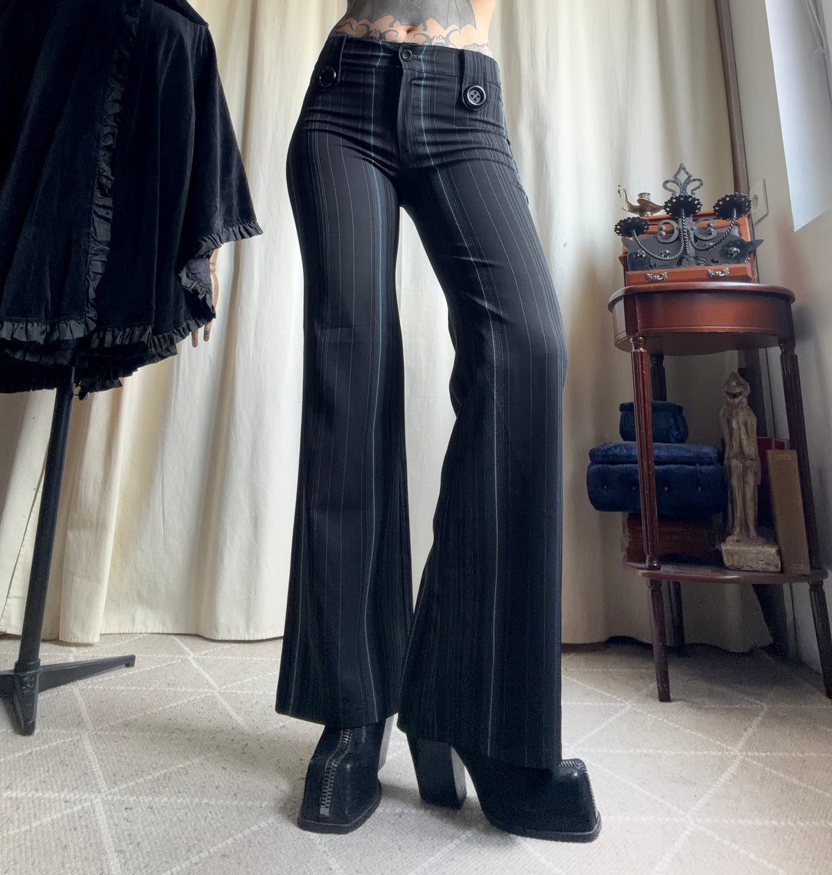 Pantalon noir à fines rayures coupe large style corporate goth office siren Y2K – taille M
