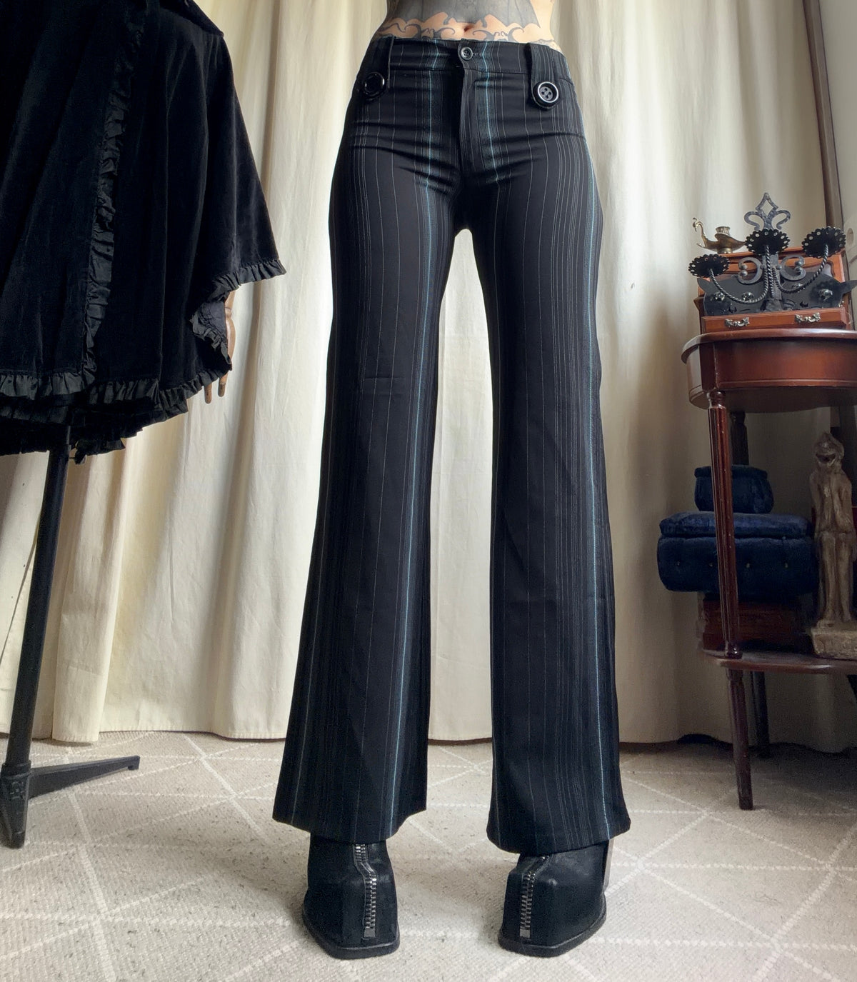 Pantalon noir à fines rayures coupe large style corporate goth office siren Y2K – taille M