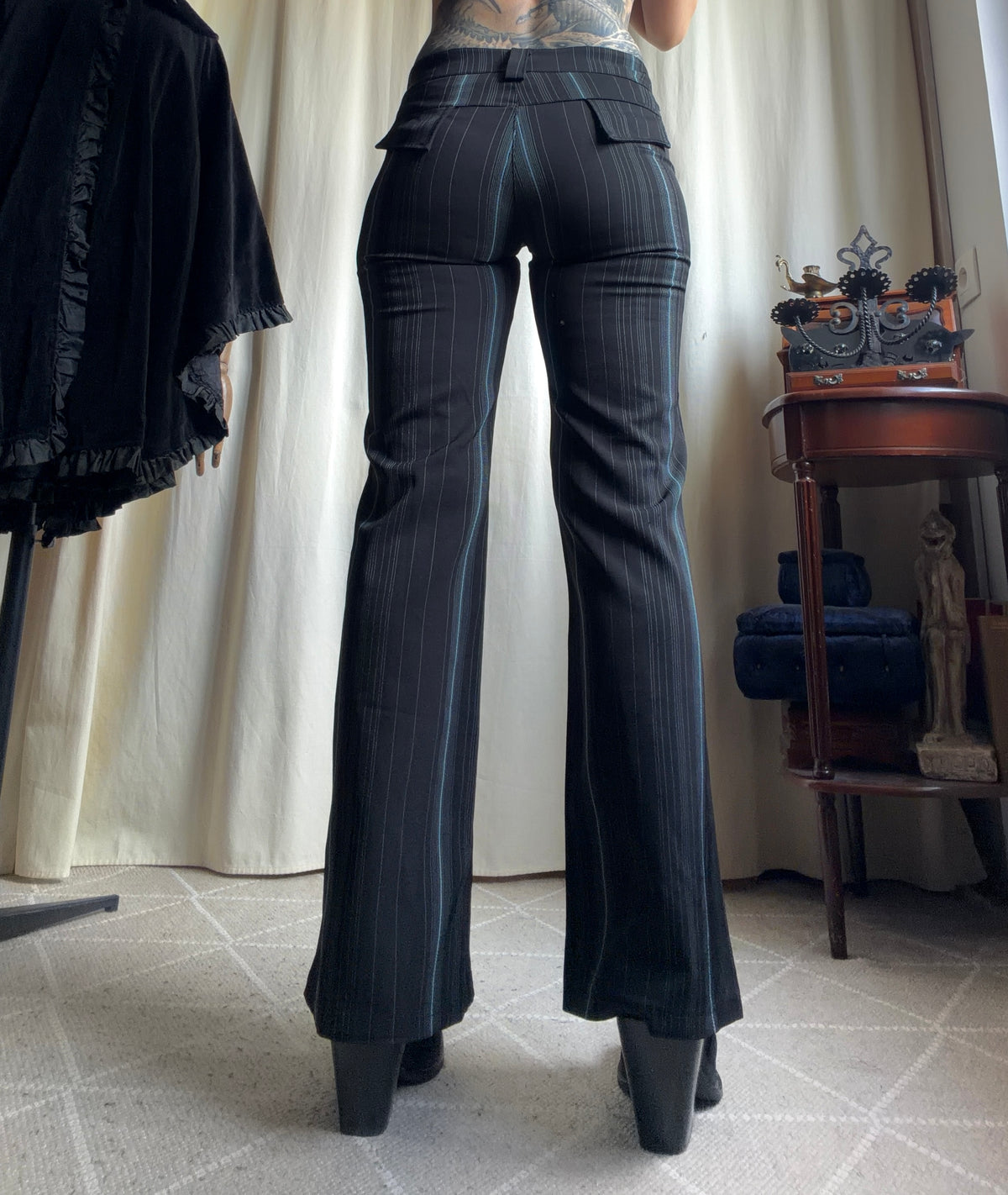 Pantalon noir à fines rayures coupe large style corporate goth office siren Y2K – taille M