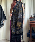 Châle noir en velours broderies florales dorées et franges style victorian goth whimsigoth