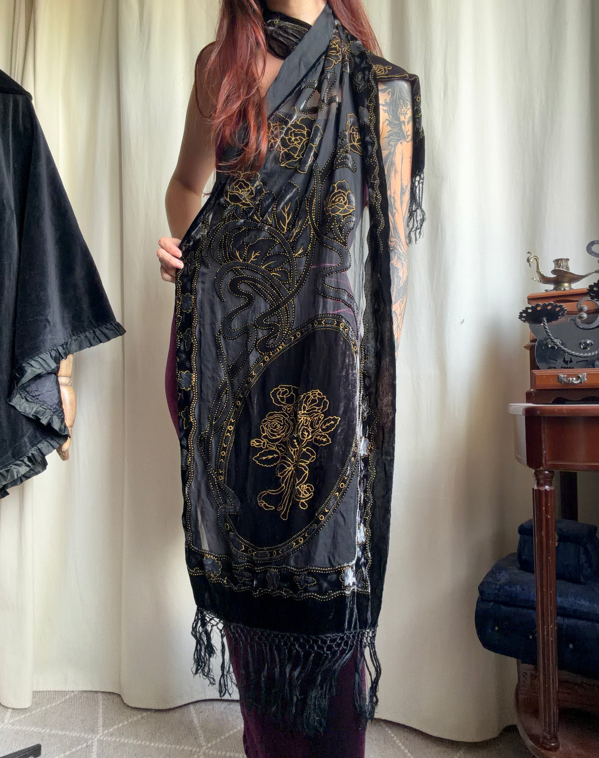 Châle noir en velours broderies florales dorées et franges style victorian goth whimsigoth
