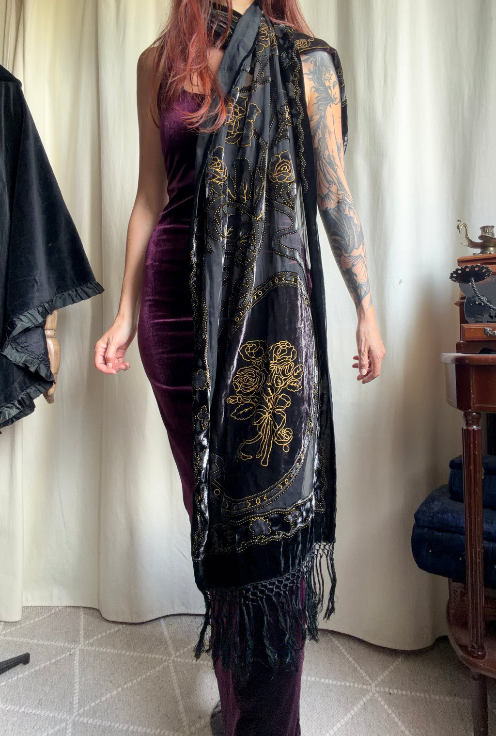 Châle noir en velours broderies florales dorées et franges style victorian goth whimsigoth