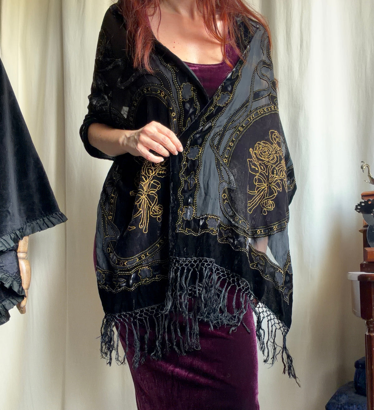 Châle noir en velours broderies florales dorées et franges style victorian goth whimsigoth