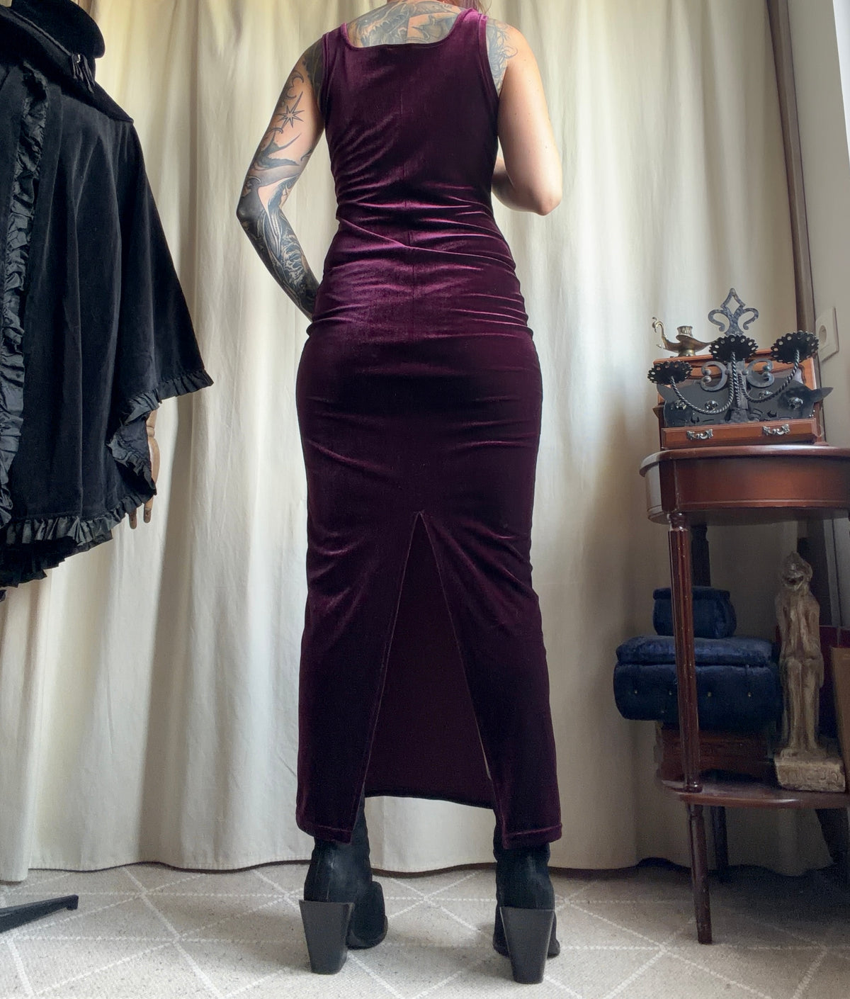 Burgundy/plum velvet long dress square neckline – 90s goth vampire – size S/M