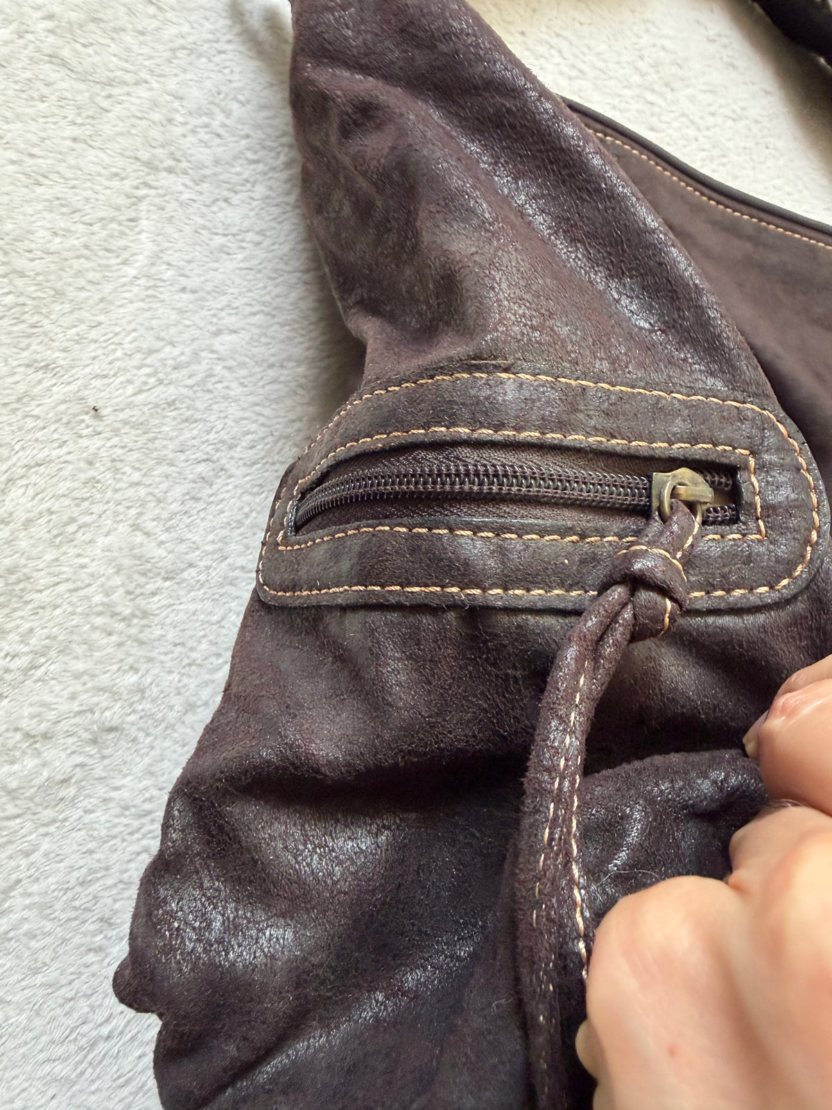 Sac à main cuir marron foncé poches multiples et métal bronze - Y2K grunge goth vintage
