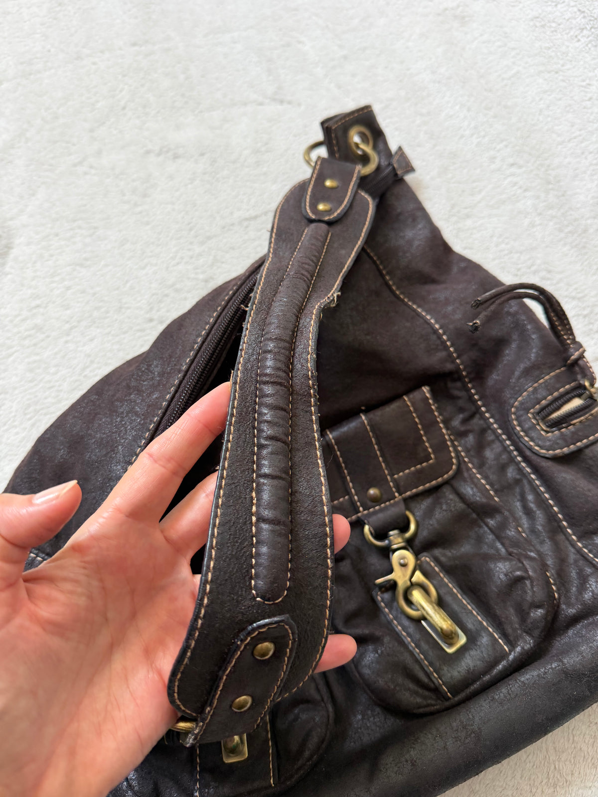 Sac à main cuir marron foncé poches multiples et métal bronze - Y2K grunge goth vintage