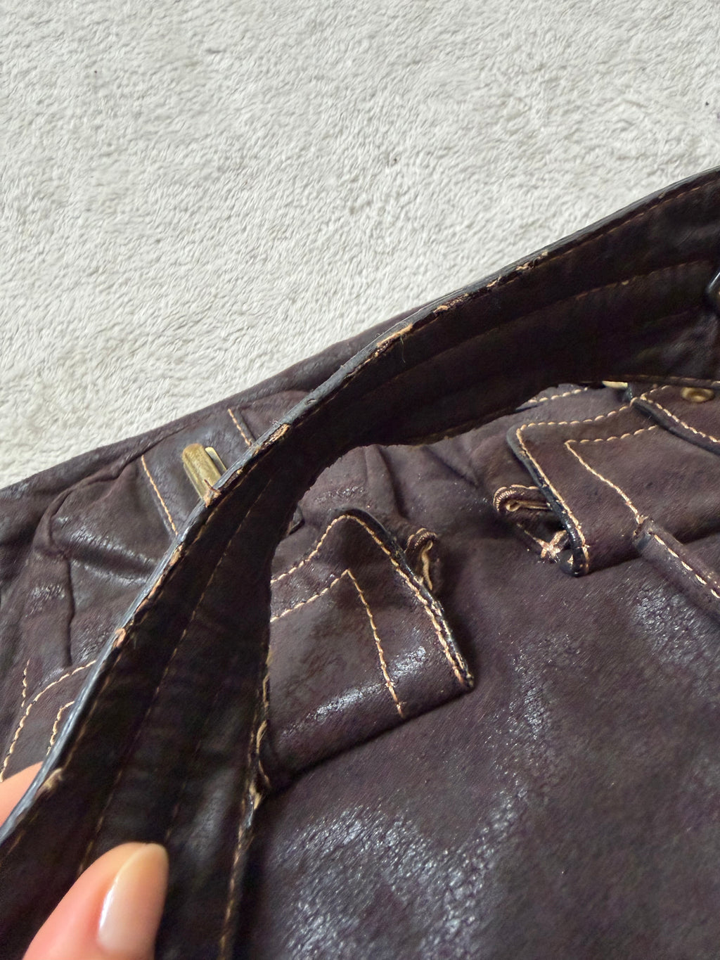 Sac à main cuir marron foncé poches multiples et métal bronze - Y2K grunge goth vintage