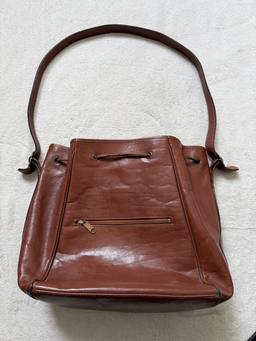 Sac seau cuir marron patiné à longue bandoulière style 90s dark academia