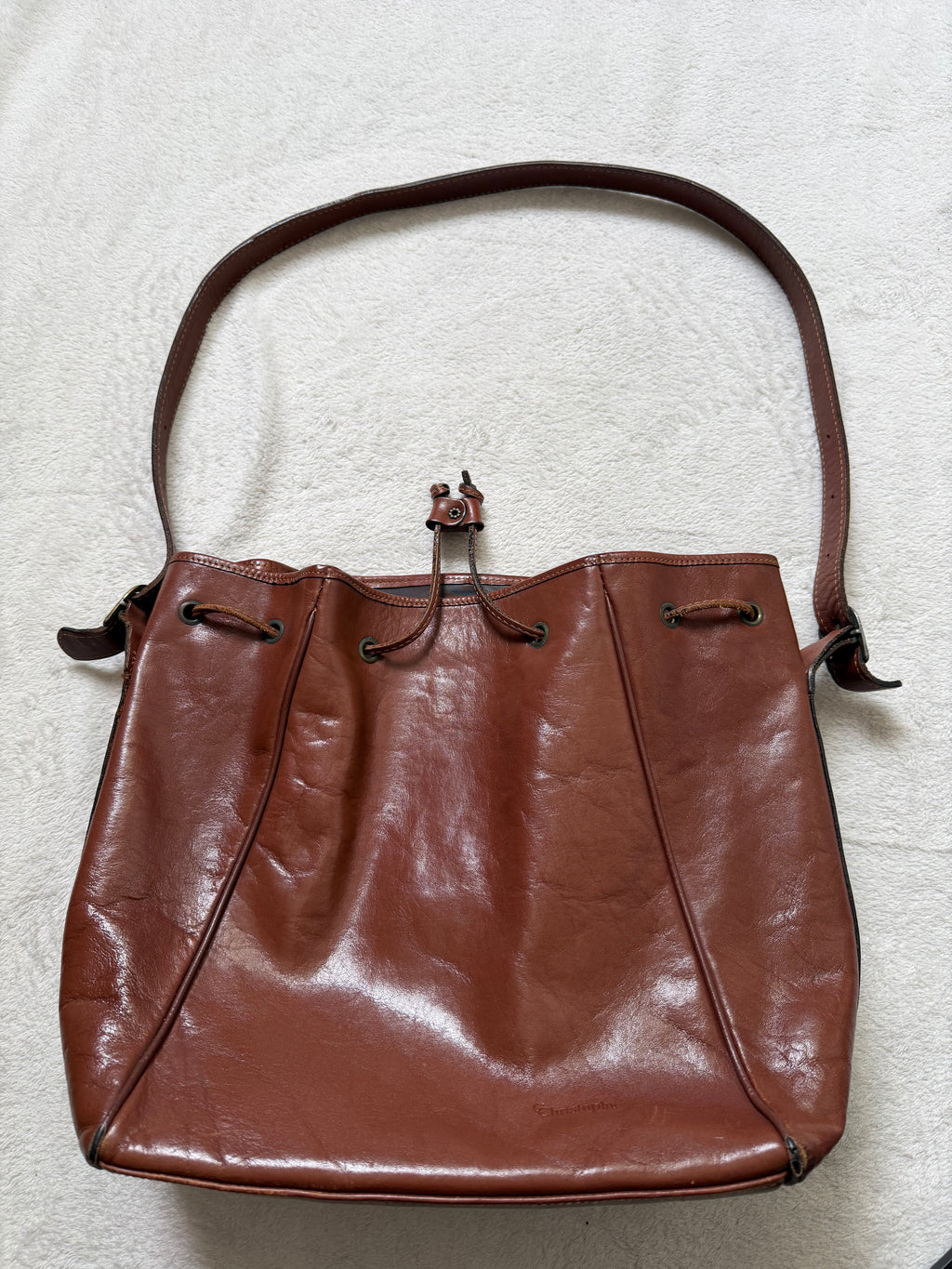 Sac seau cuir marron patiné à longue bandoulière style 90s dark academia