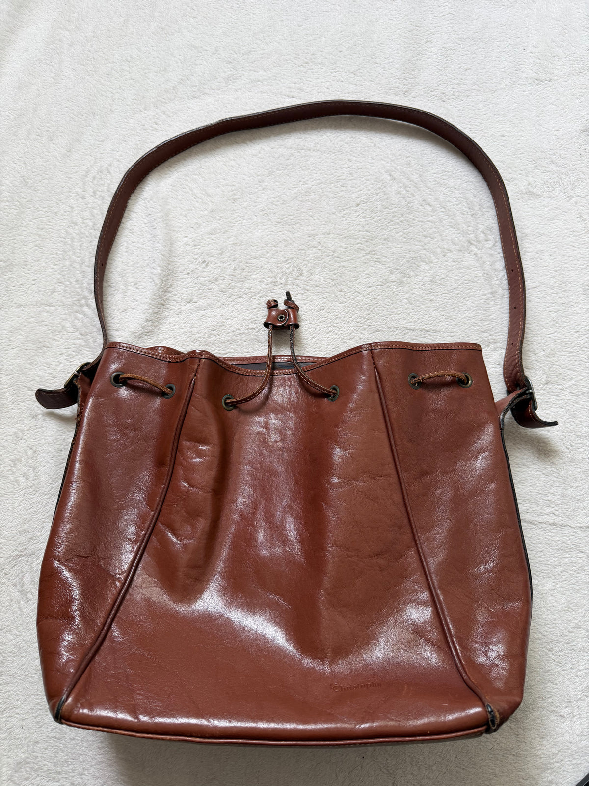Sac seau cuir marron patiné à longue bandoulière style 90s dark academia