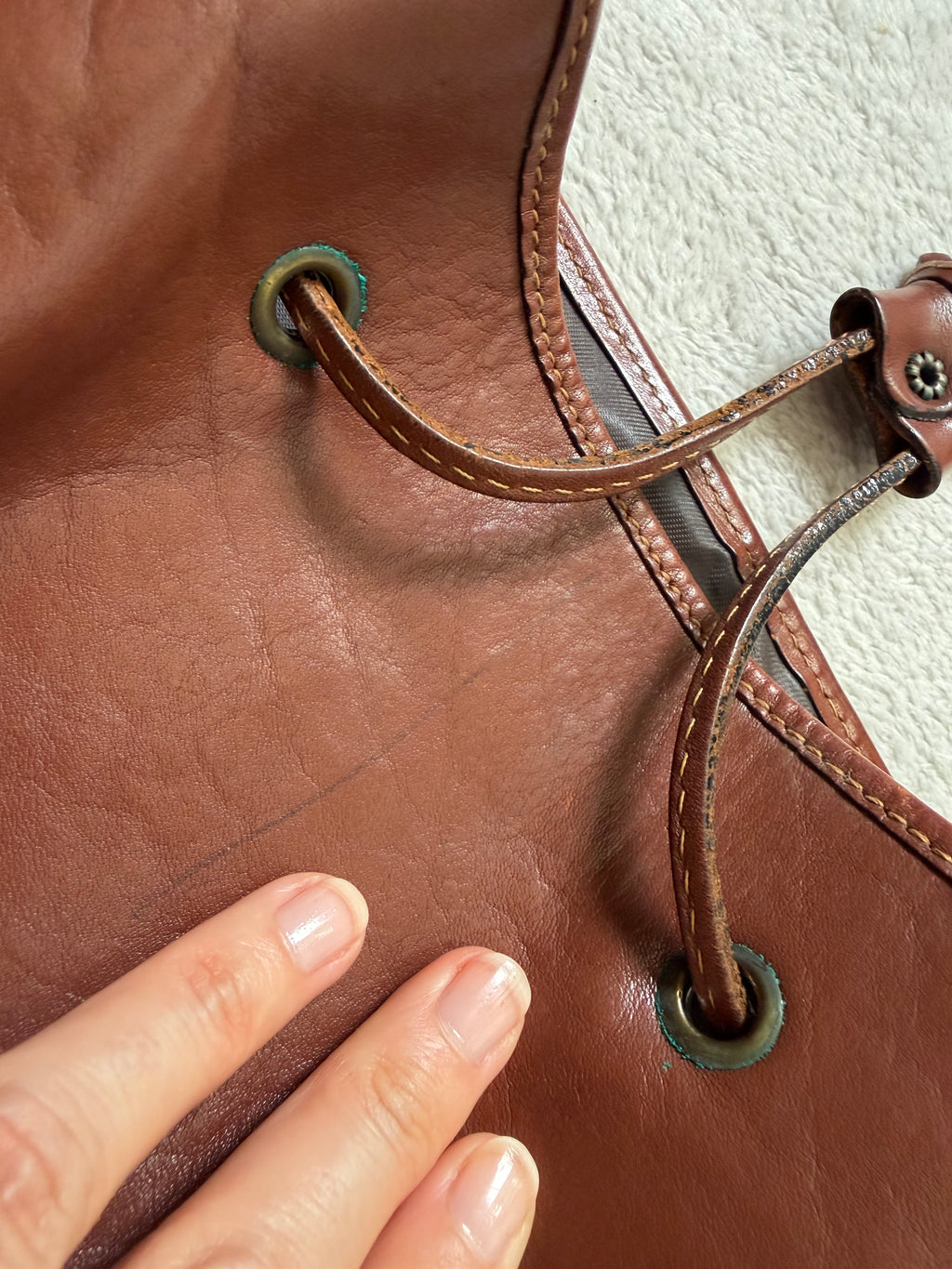 Sac seau cuir marron patiné à longue bandoulière style 90s dark academia