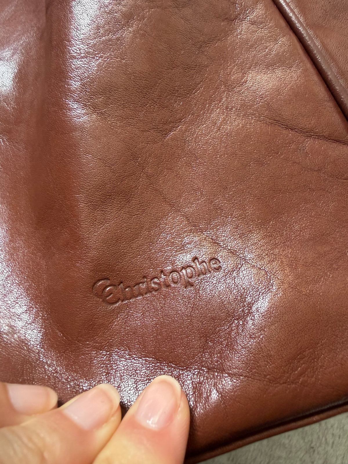 Sac seau cuir marron patiné à longue bandoulière style 90s dark academia