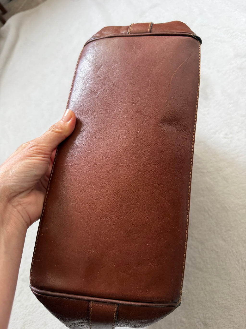 Sac seau cuir marron patiné à longue bandoulière style 90s dark academia