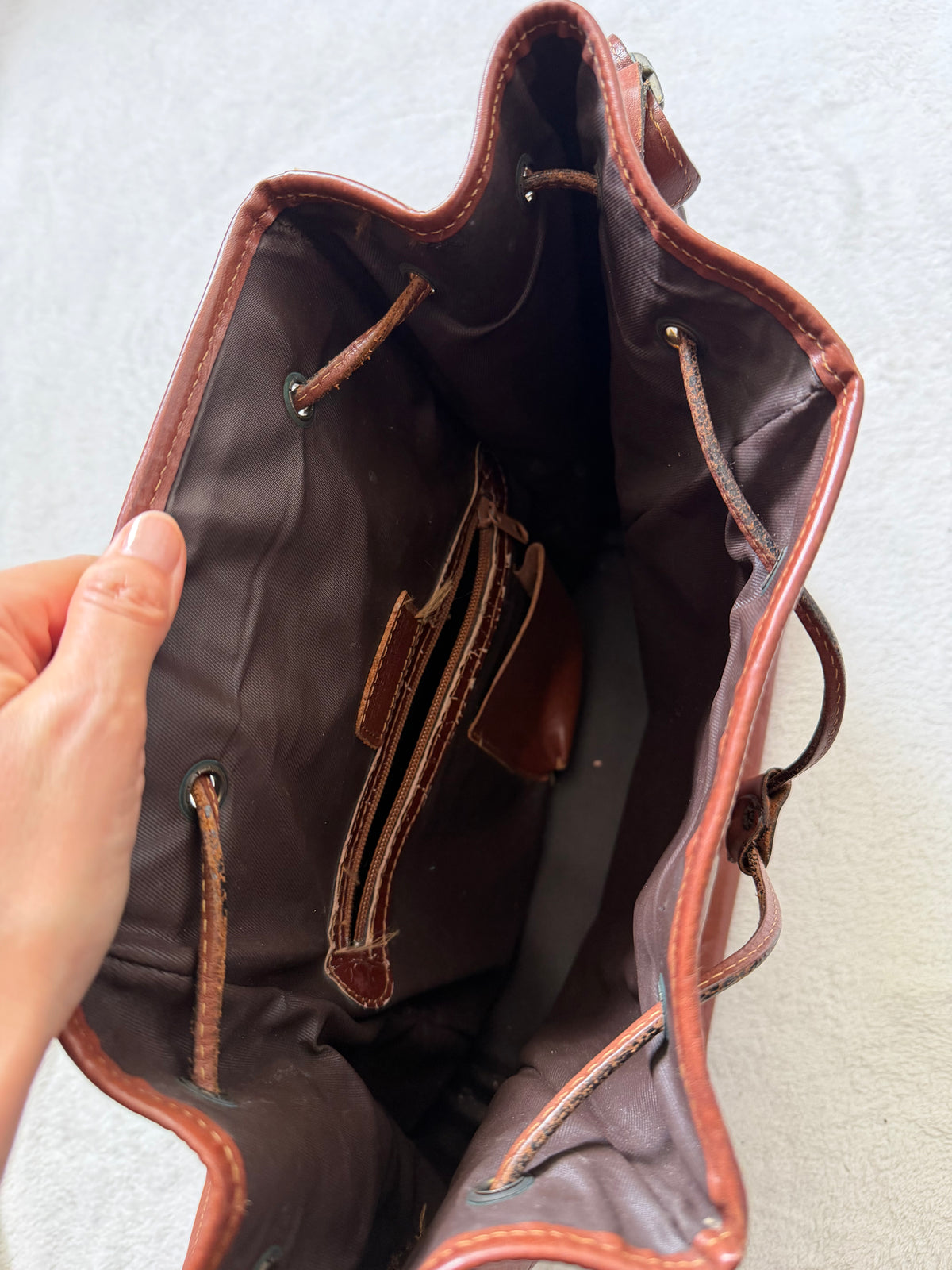 Sac seau cuir marron patiné à longue bandoulière style 90s dark academia