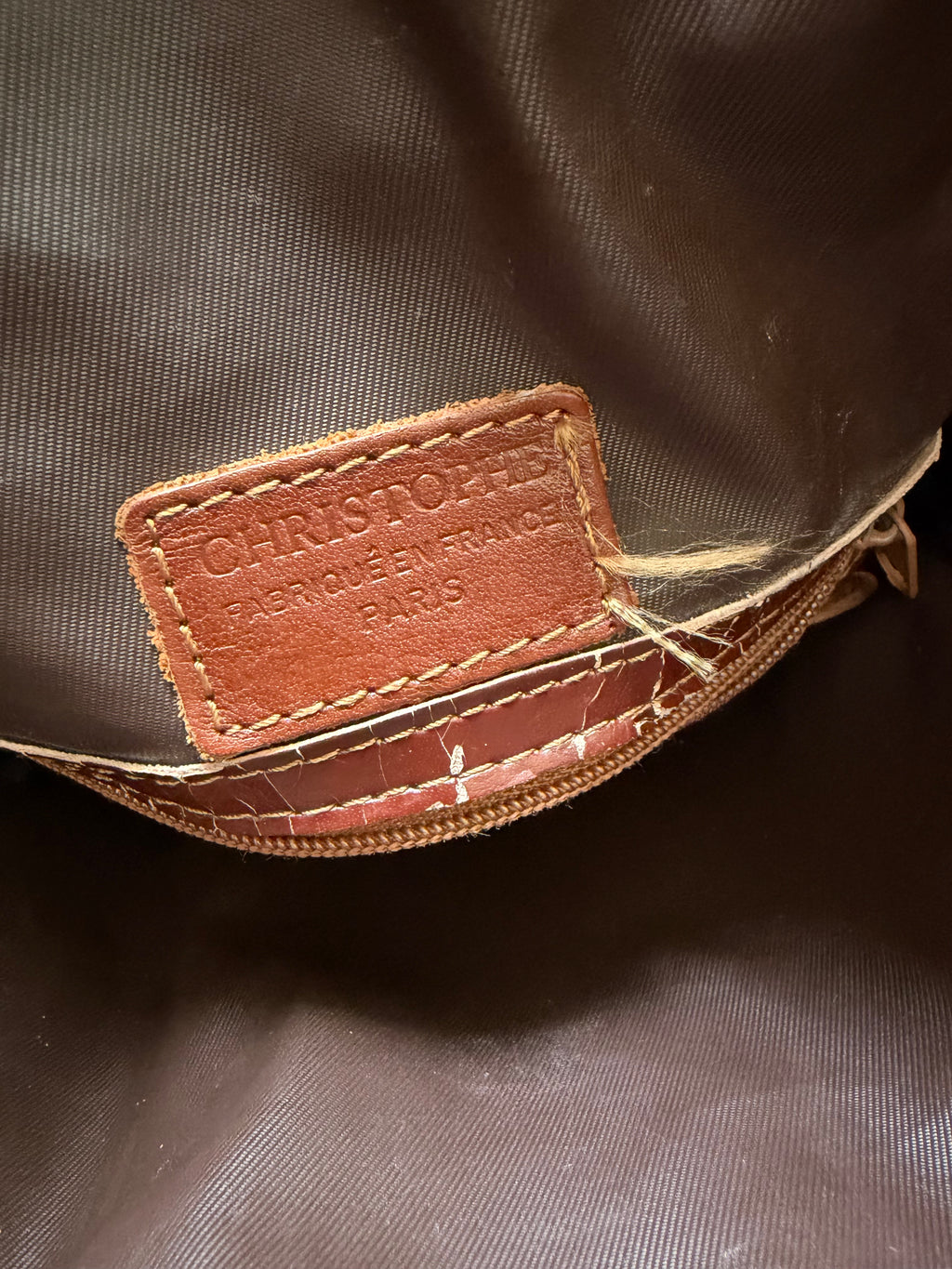 Sac seau cuir marron patiné à longue bandoulière style 90s dark academia