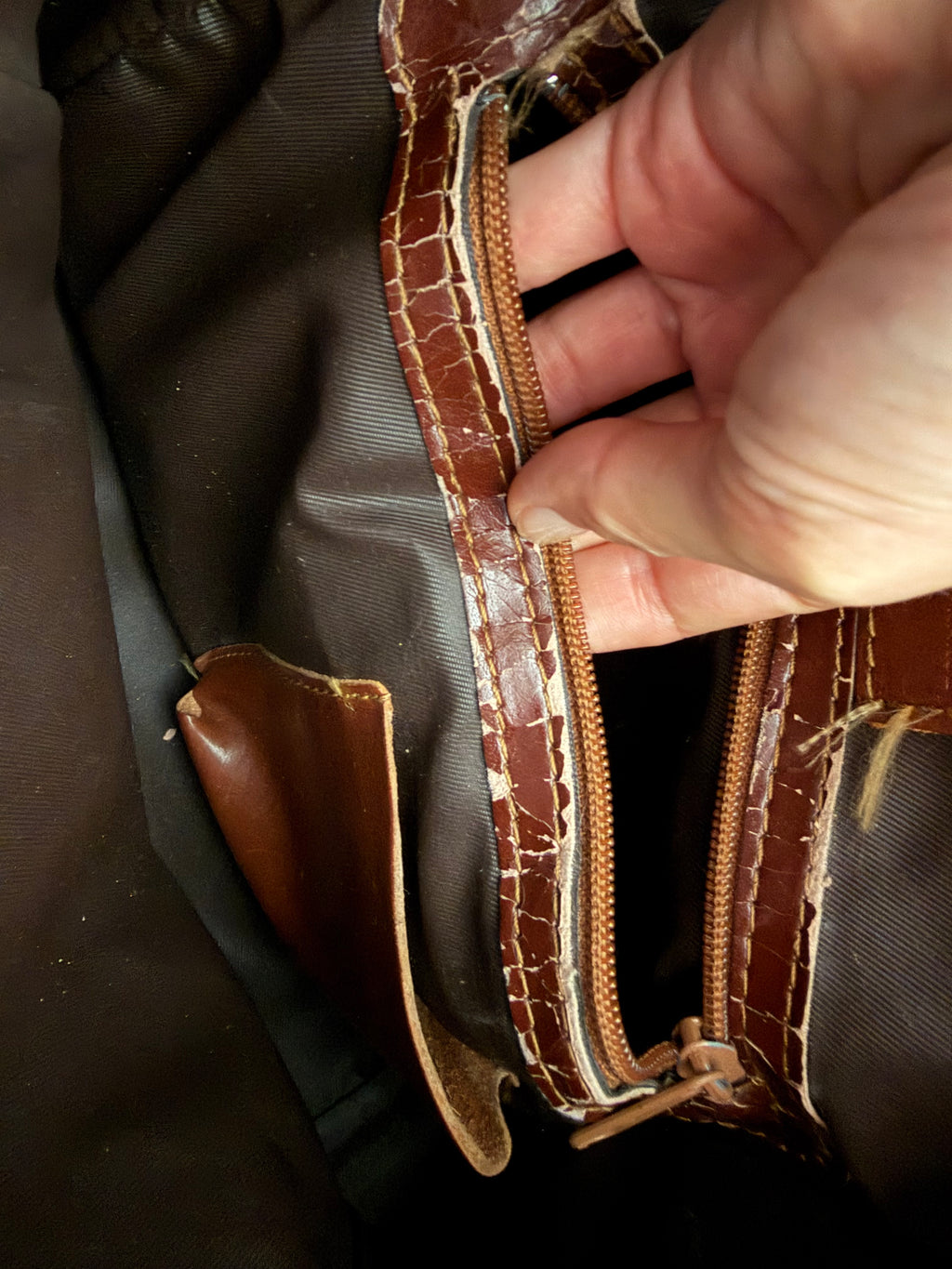 Sac seau cuir marron patiné à longue bandoulière style 90s dark academia