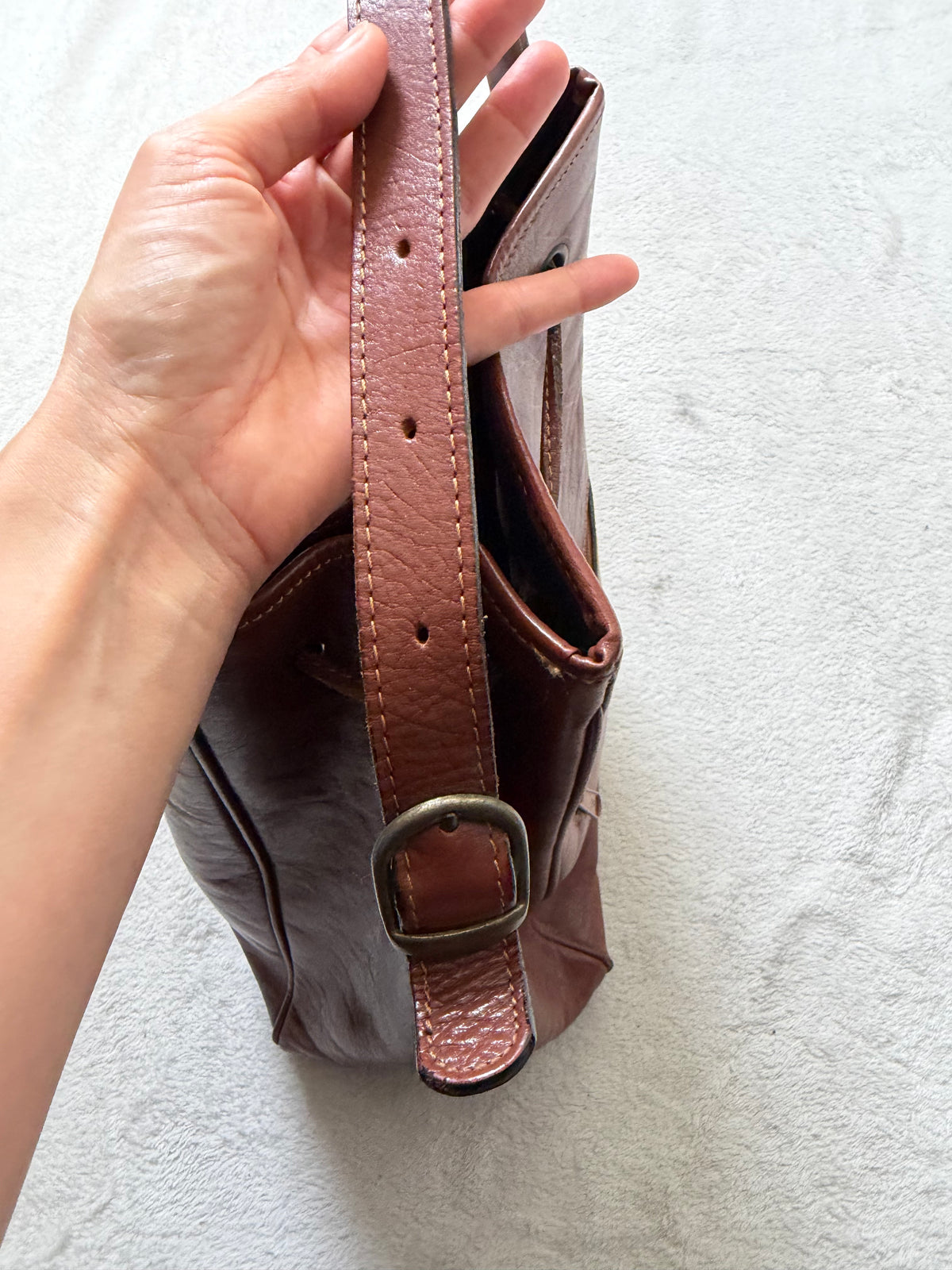 Sac seau cuir marron patiné à longue bandoulière style 90s dark academia