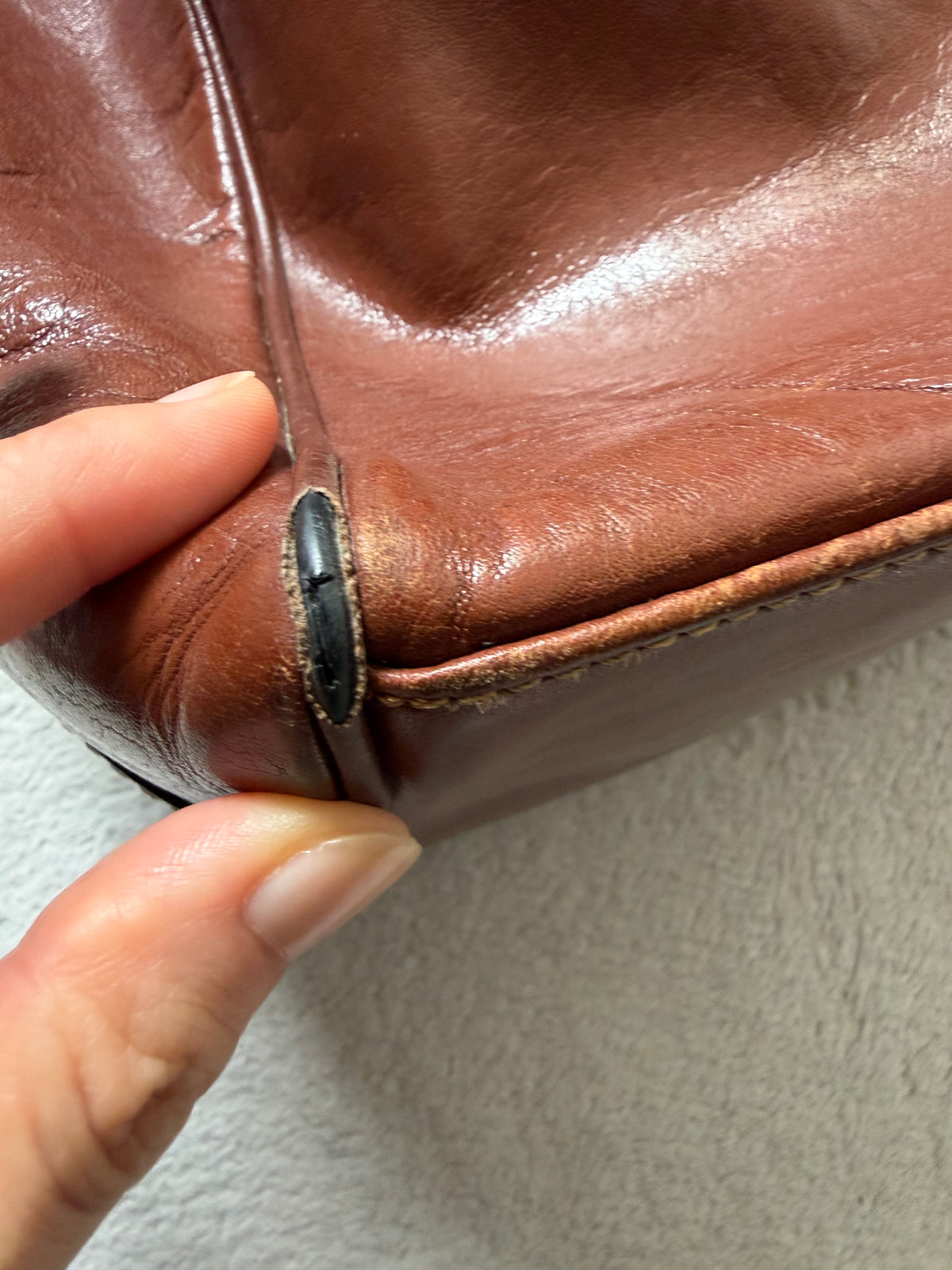Sac seau cuir marron patiné à longue bandoulière style 90s dark academia