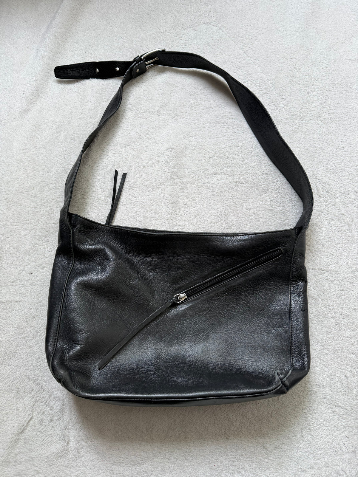 Sac 'messenger' en cuir noir souple bandoulière minimaliste style goth vintage 90s