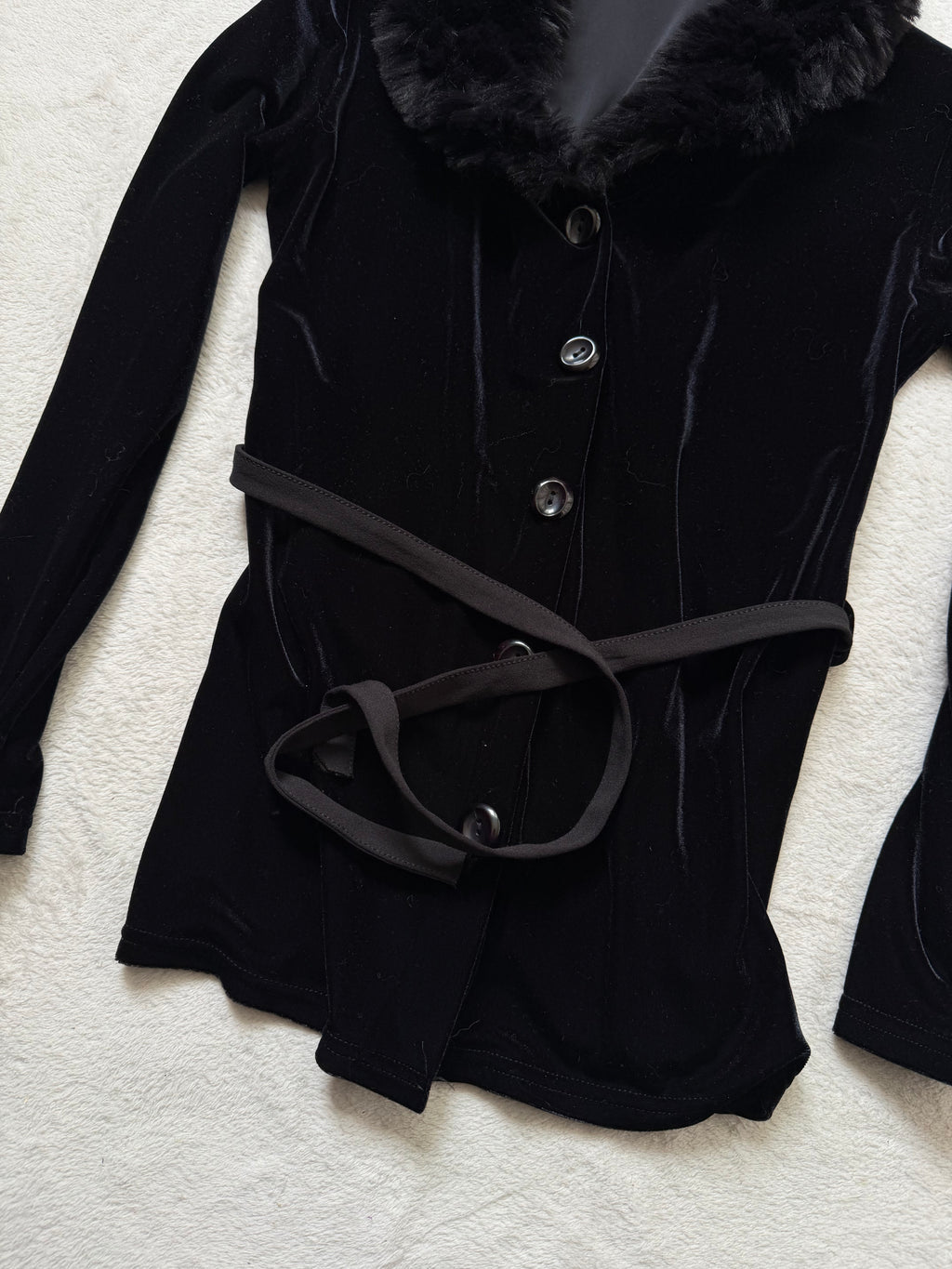 Cardigan noir en velours avec col fausse fourrure style vampy 90s - taille S/M