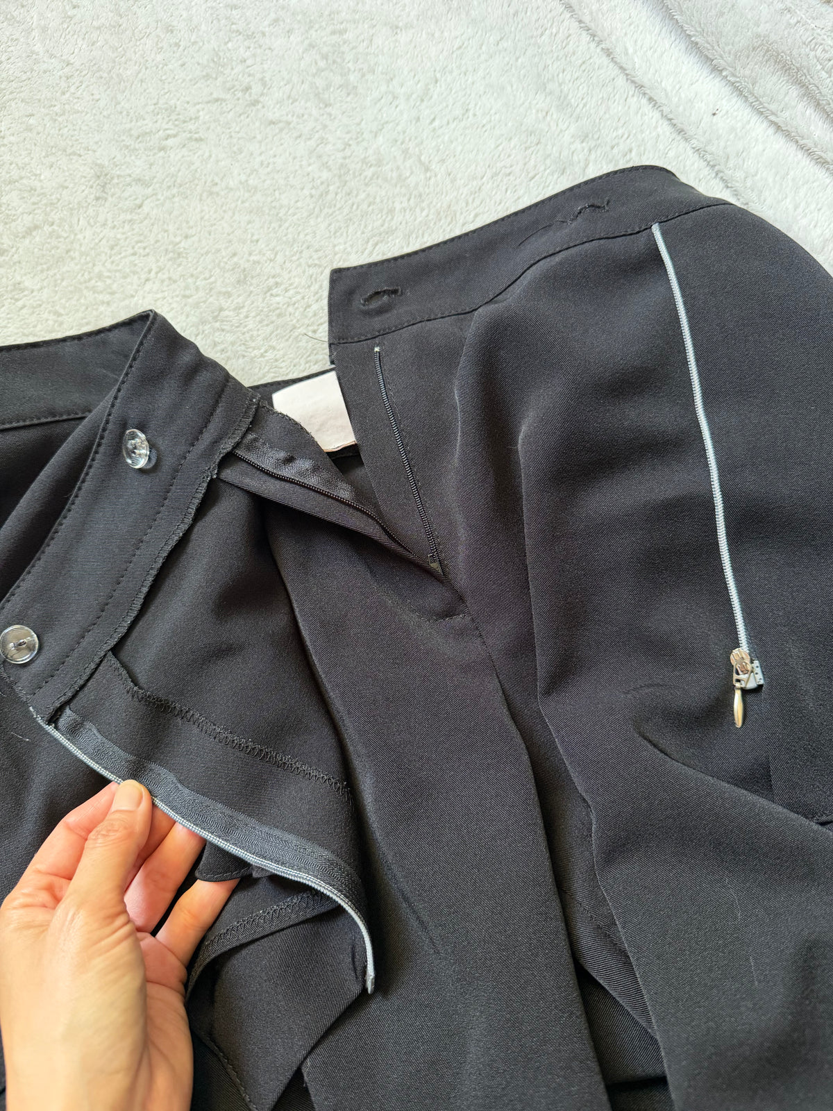 Pantalon noir avec jupe intégrée asymétrique zippée style avant garde goth – taille M