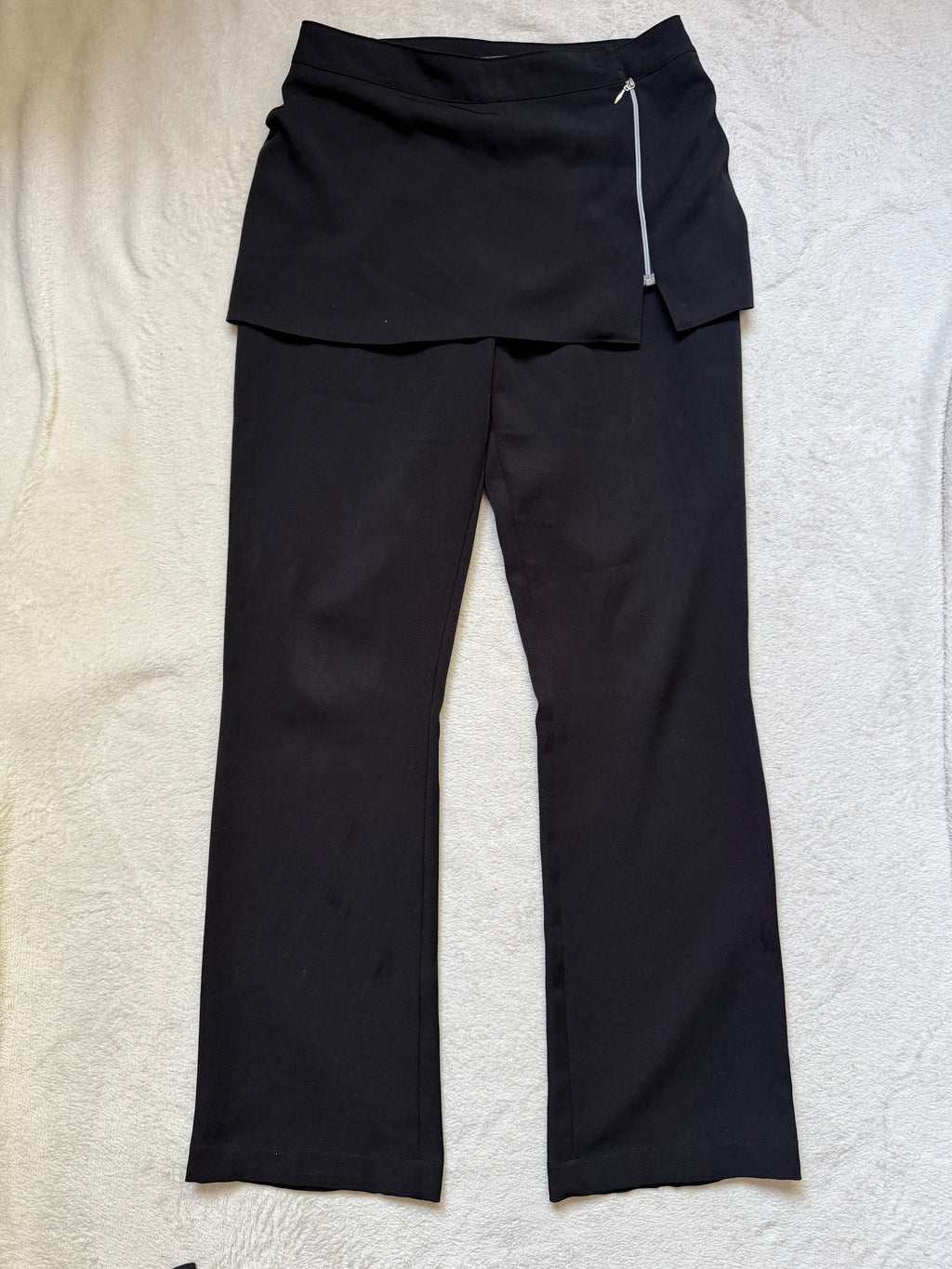 Pantalon noir avec jupe intégrée asymétrique zippée style avant garde goth – taille M