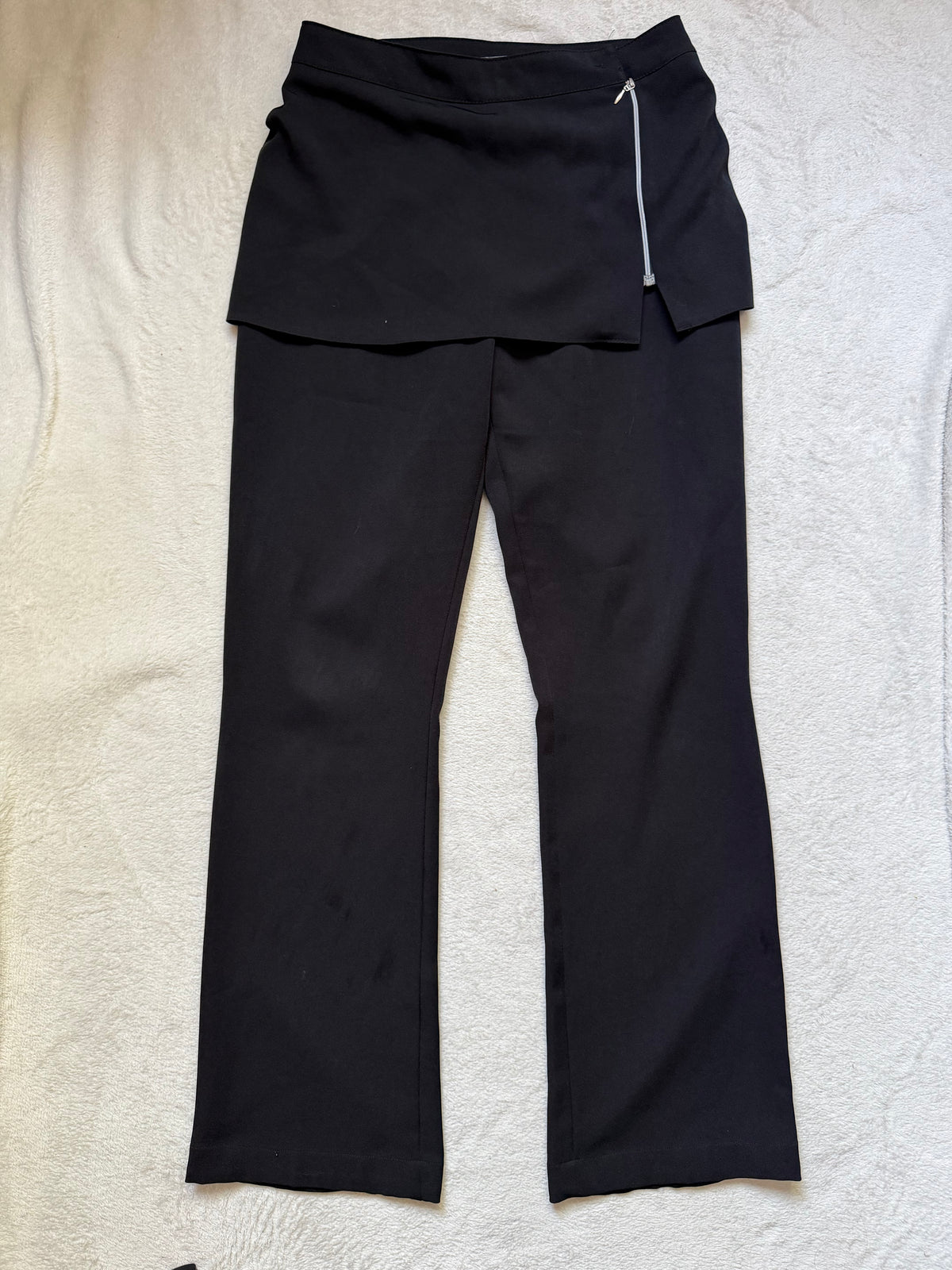 Pantalon noir avec jupe intégrée asymétrique zippée style avant garde goth – taille M