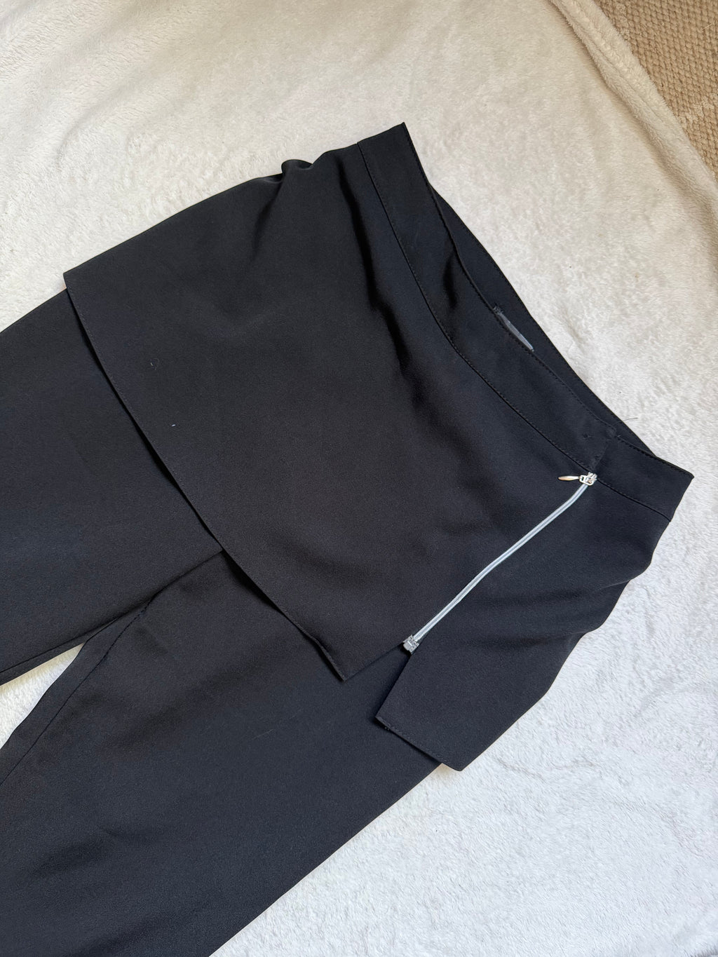Pantalon noir avec jupe intégrée asymétrique zippée style avant garde goth – taille M