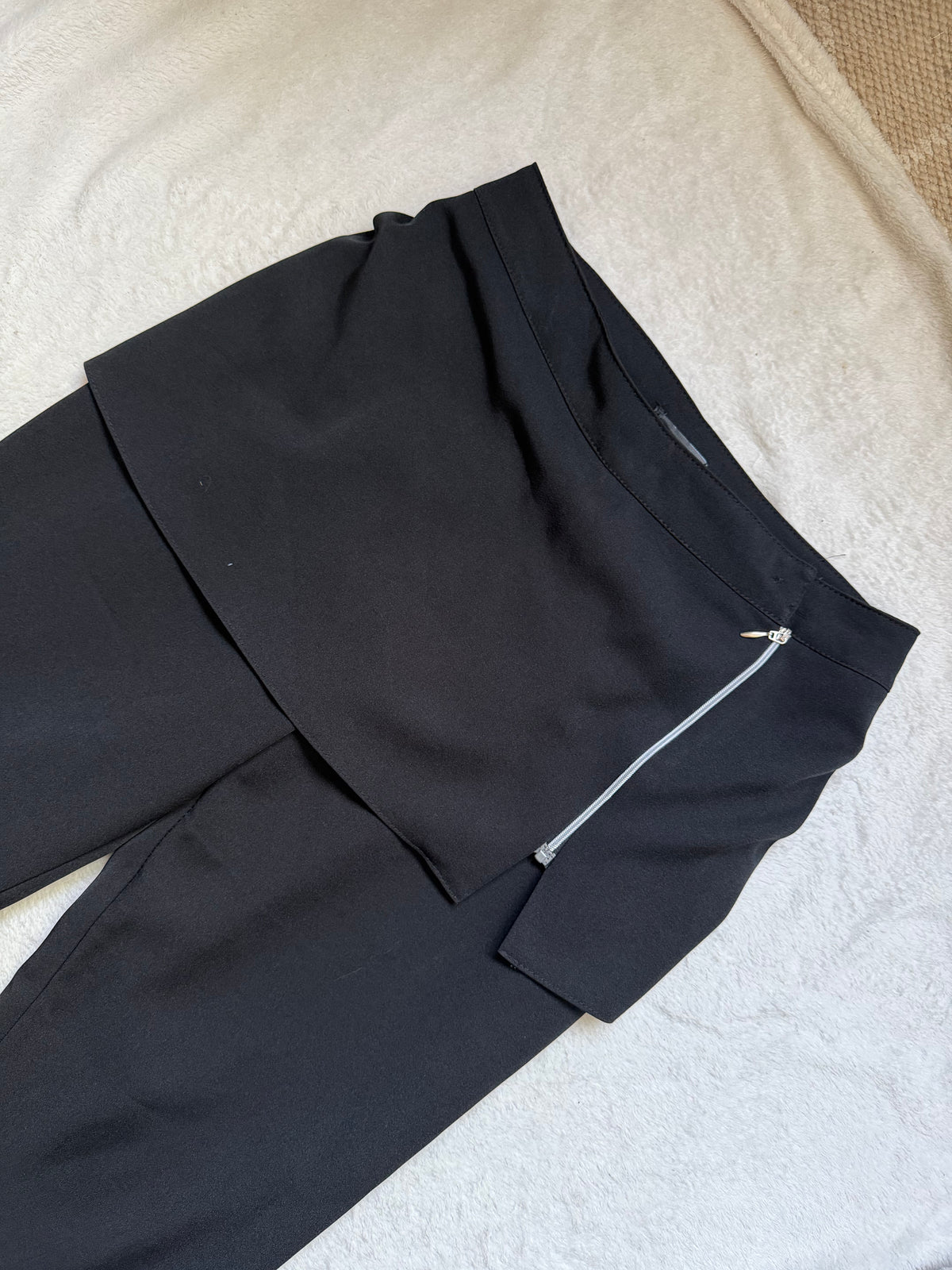 Pantalon noir avec jupe intégrée asymétrique zippée style avant garde goth – taille M