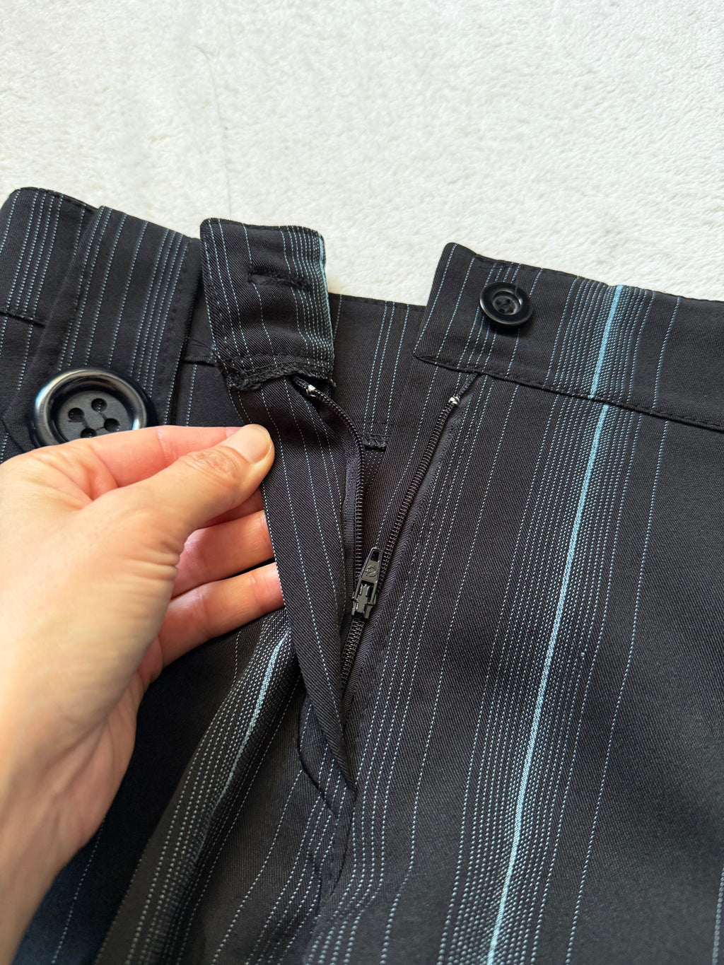 Pantalon noir à fines rayures coupe large style corporate goth office siren Y2K – taille M