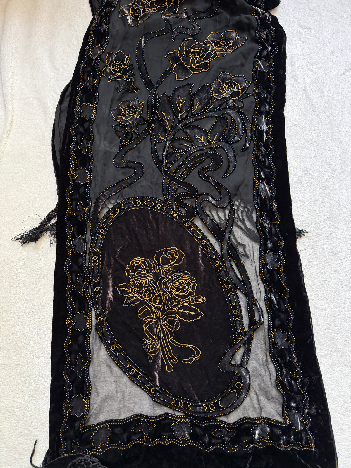 Châle noir en velours broderies florales dorées et franges style victorian goth whimsigoth