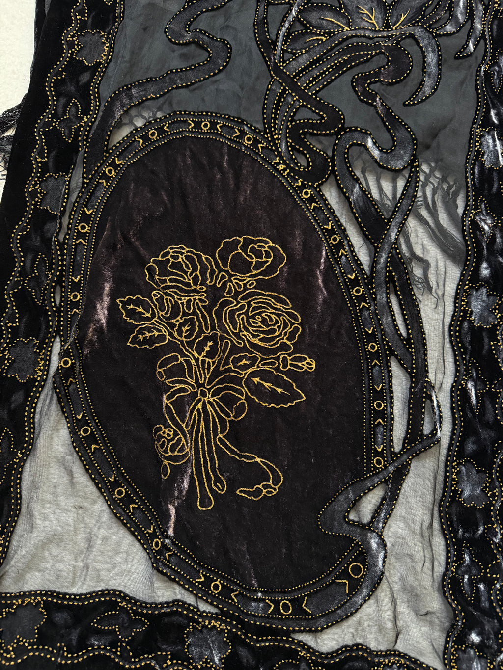 Châle noir en velours broderies florales dorées et franges style victorian goth whimsigoth