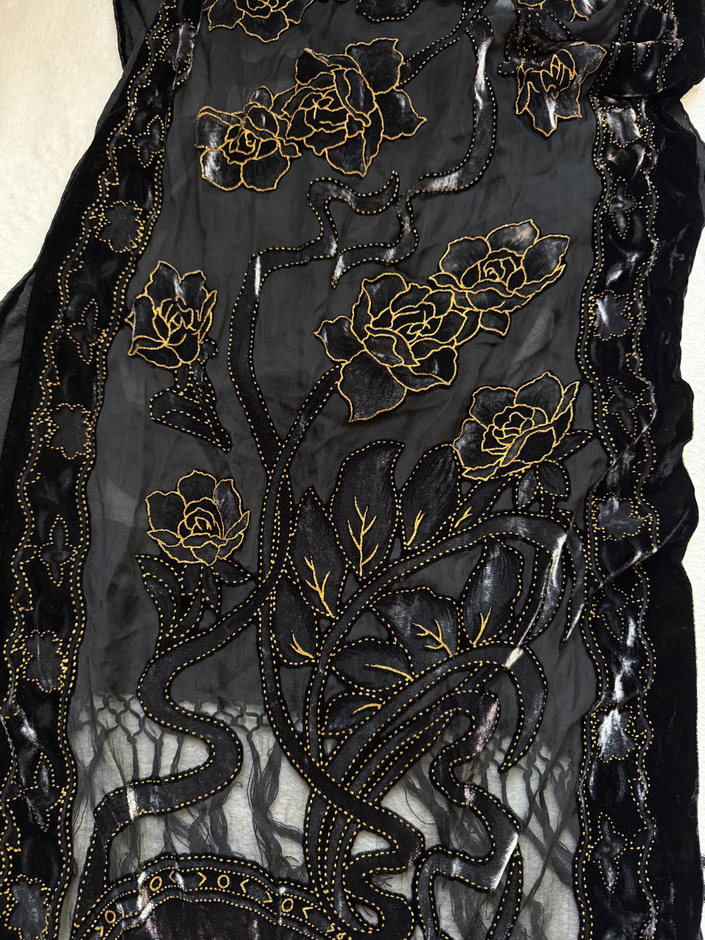 Châle noir en velours broderies florales dorées et franges style victorian goth whimsigoth